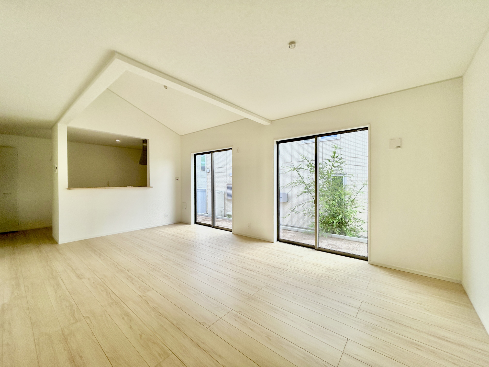 前橋市稲荷新田町第3　新築住宅全4棟の居間・リビング|大きく開いた窓からは、明るい陽射しが射し込みます。
爽やかな風が吹き抜ける心地良いリビングには、自然と家族が集まります。
