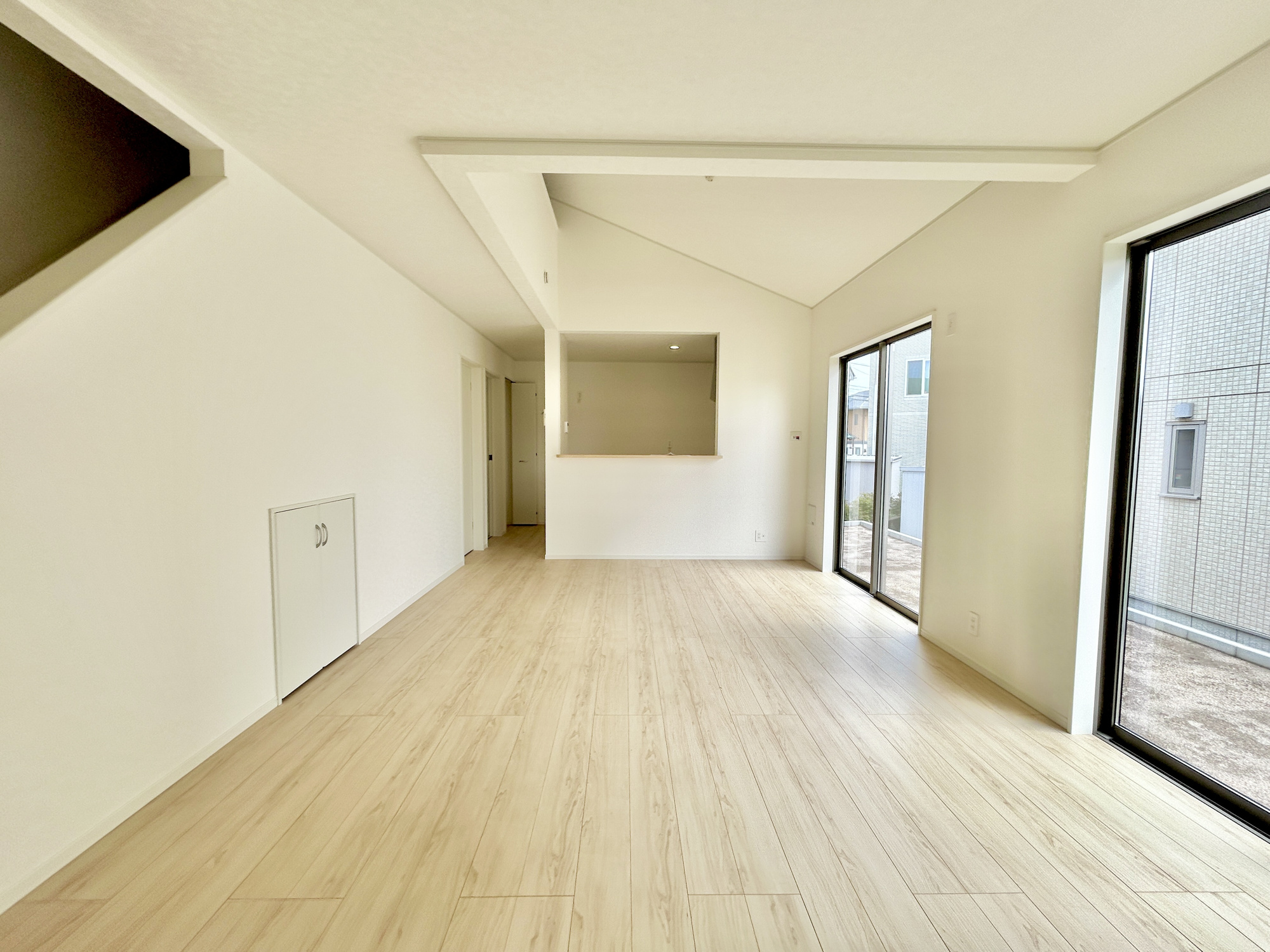 前橋市稲荷新田町第3　新築住宅全4棟の居間・リビング|室内にいても、たっぷりの陽光と爽やかな風を感じて頂ける、開放感あふれるリビングです。
ご家族と穏やかに過ごす、心地の良い時間が流れます。