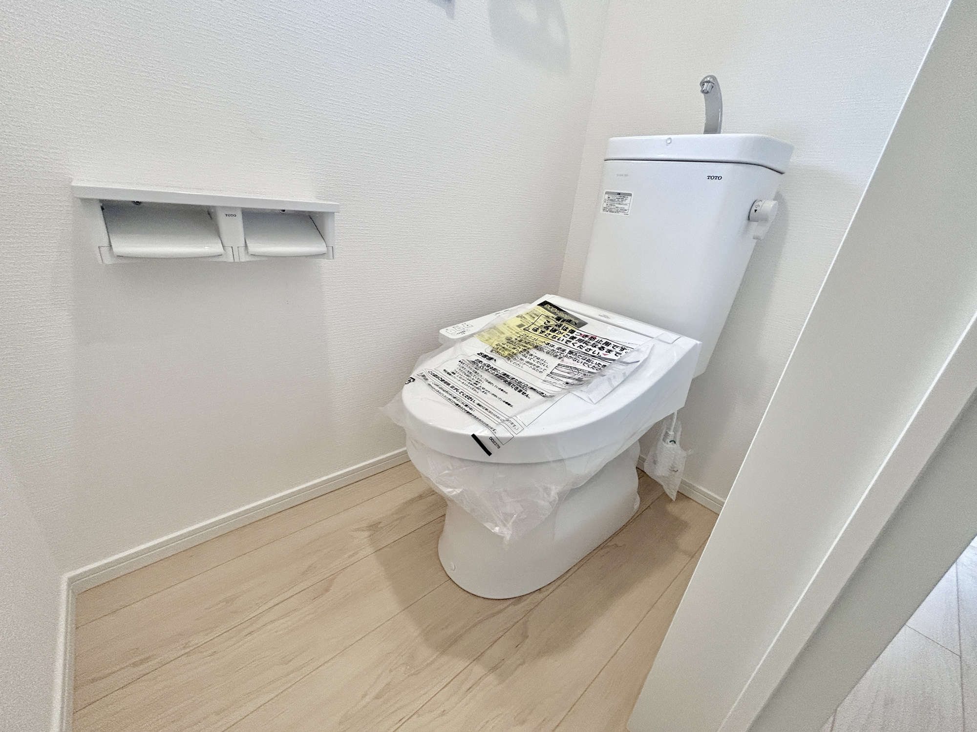 前橋市堀之下町第1　新築住宅全4棟のトイレ|節水型でエコなトイレには、今では当たり前の洗浄付き。便座を温める機能もついていて、居心地良くてトイレから出られなくなるかも！換気用に換気扇はもちろん、窓も着いているので常に快適ですね♪