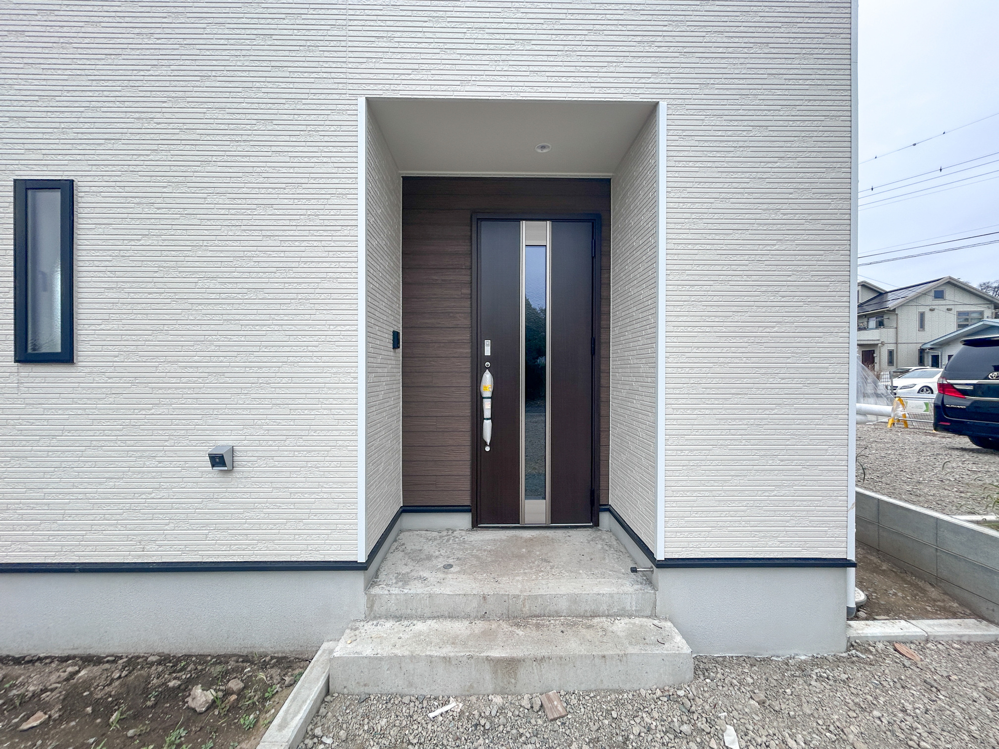 前橋市堀之下町第1　新築住宅全4棟の玄関|明るく優しいイメージの玄関アプローチ。玄関上は屋根があるので雨の心配いらず♪