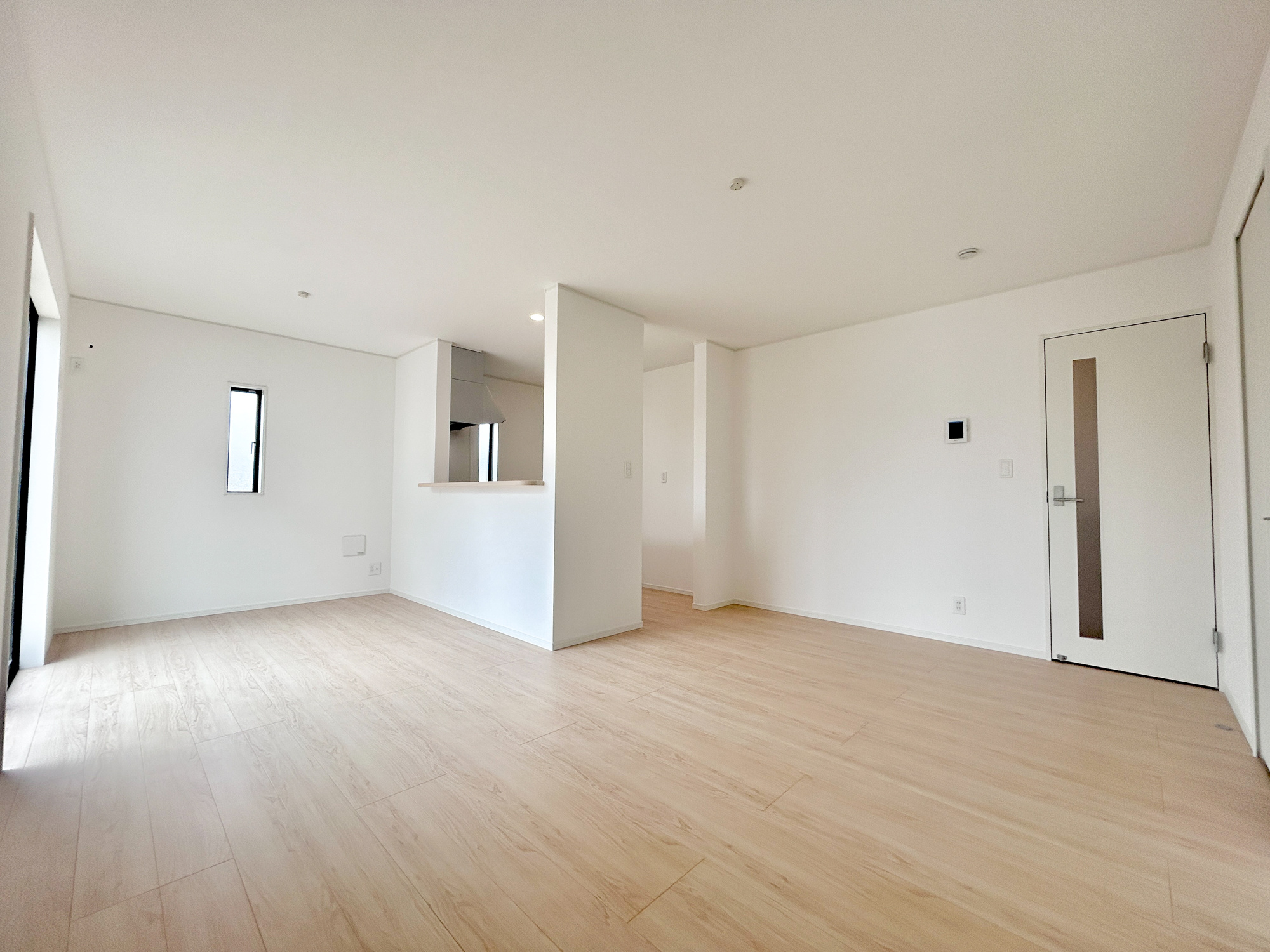 前橋市堀之下町第1　新築住宅全4棟の居間・リビング|オープンな空間を生み出す、こだわりの広がりとゆとり。家族と過ごす時間を大切にしたい方にぴったりの明るくゆとりある住空間です。窓からの日差しがリビングの隅々までしっかりと届きます！ 