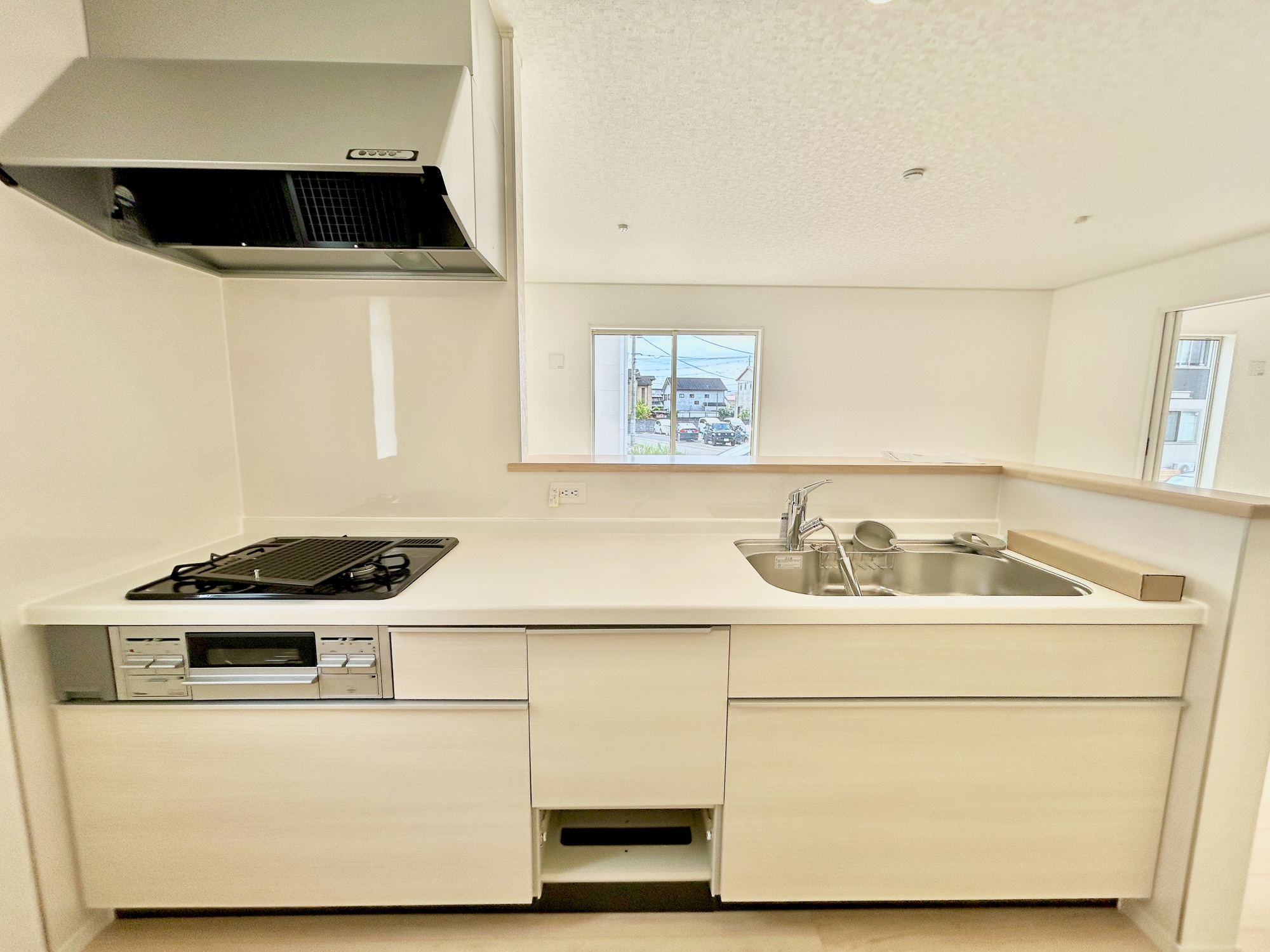 前橋市稲荷新田町第3　新築住宅全4棟のキッチン|収納が多いのでキッチンの上は常にきれいに保てます！！
お料理がしたくなるそんな嬉しい・楽しいキッチンです♪