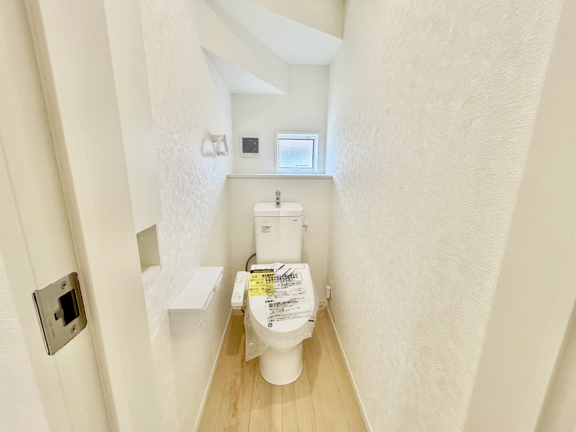 前橋市稲荷新田町第3　新築住宅全4棟のトイレ|節水型でエコなトイレには、今では当たり前の洗浄付き。便座を温める機能もついていて、居心地良くてトイレから出られなくなるかも！換気用に換気扇はもちろん、窓も着いているので常に快適ですね♪