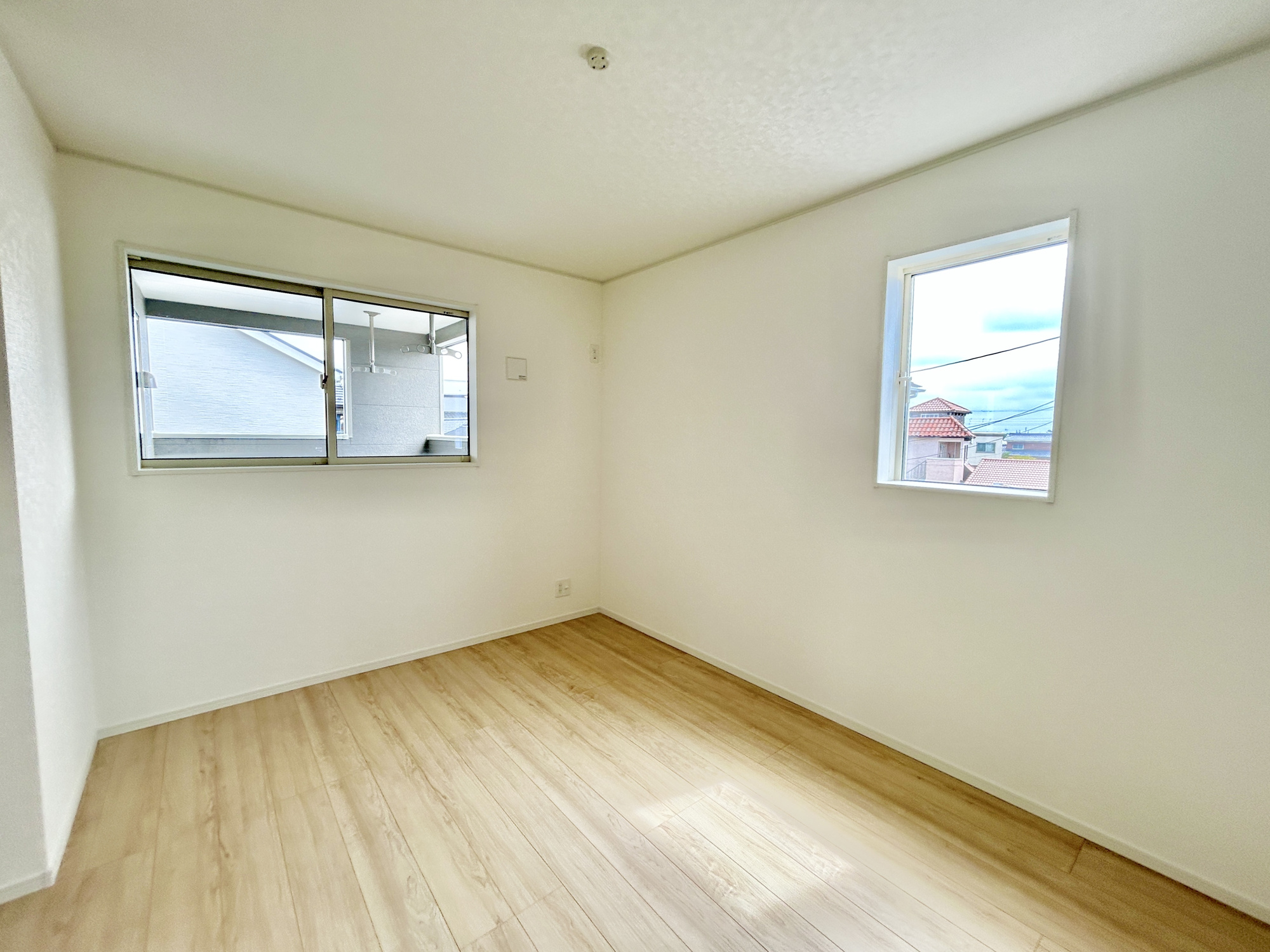 前橋市稲荷新田町第3　新築住宅全4棟の寝室|木目のフローリングが暖かみのある室内に。明るい寝室で心地のいい朝を迎えられそう。