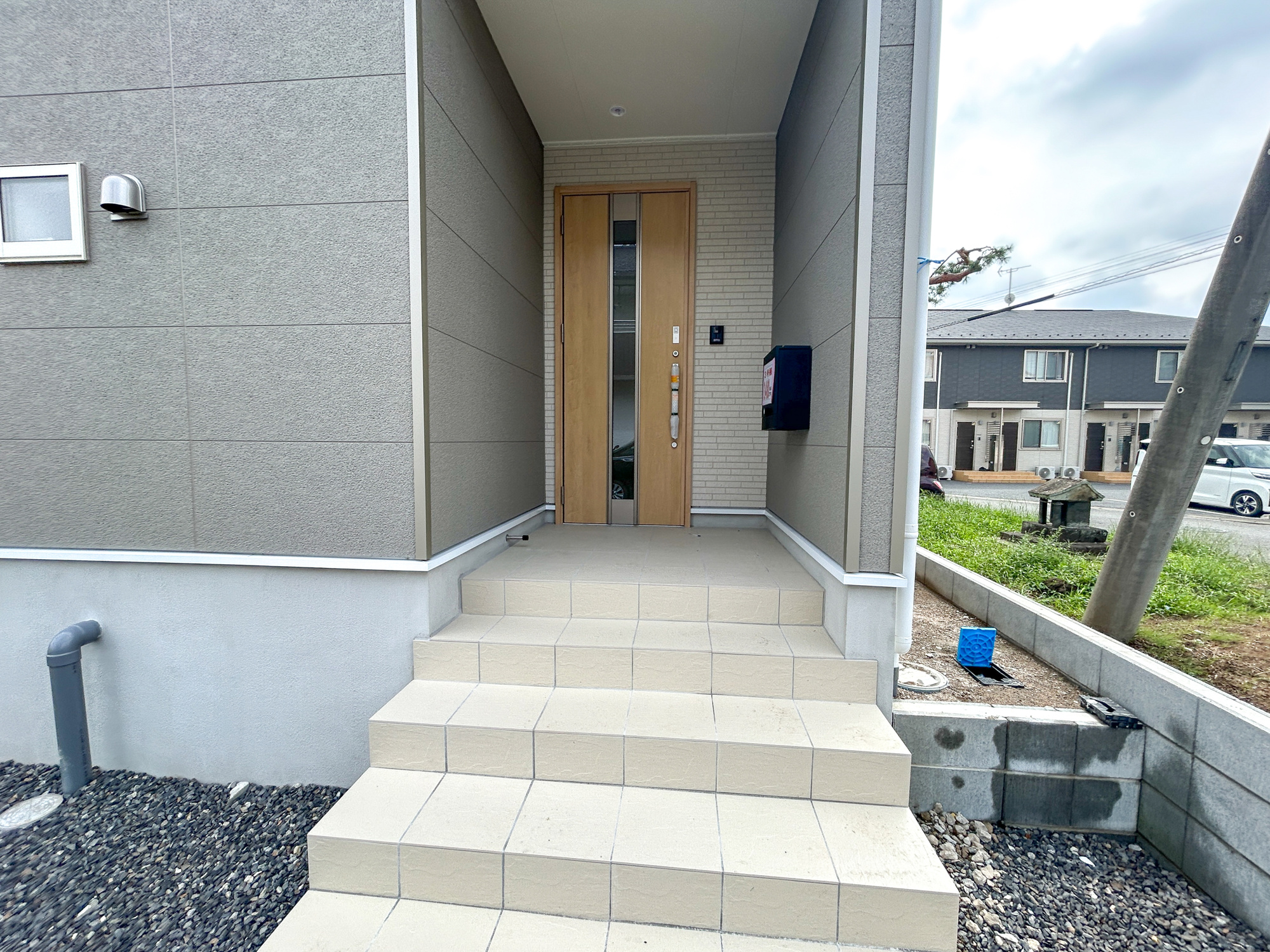 前橋市稲荷新田町第3　新築住宅全4棟の玄関|明るく優しいイメージの玄関アプローチ。玄関上は屋根があるので雨の心配いらず♪