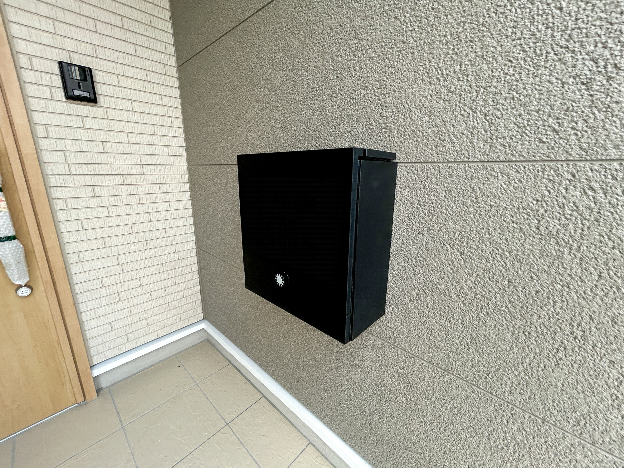 前橋市稲荷新田町第3　新築住宅全4棟の設備|玄関わきに設置された郵便ポスト。玄関近くで取り出しにお庭まで行かずとも取れますね。
