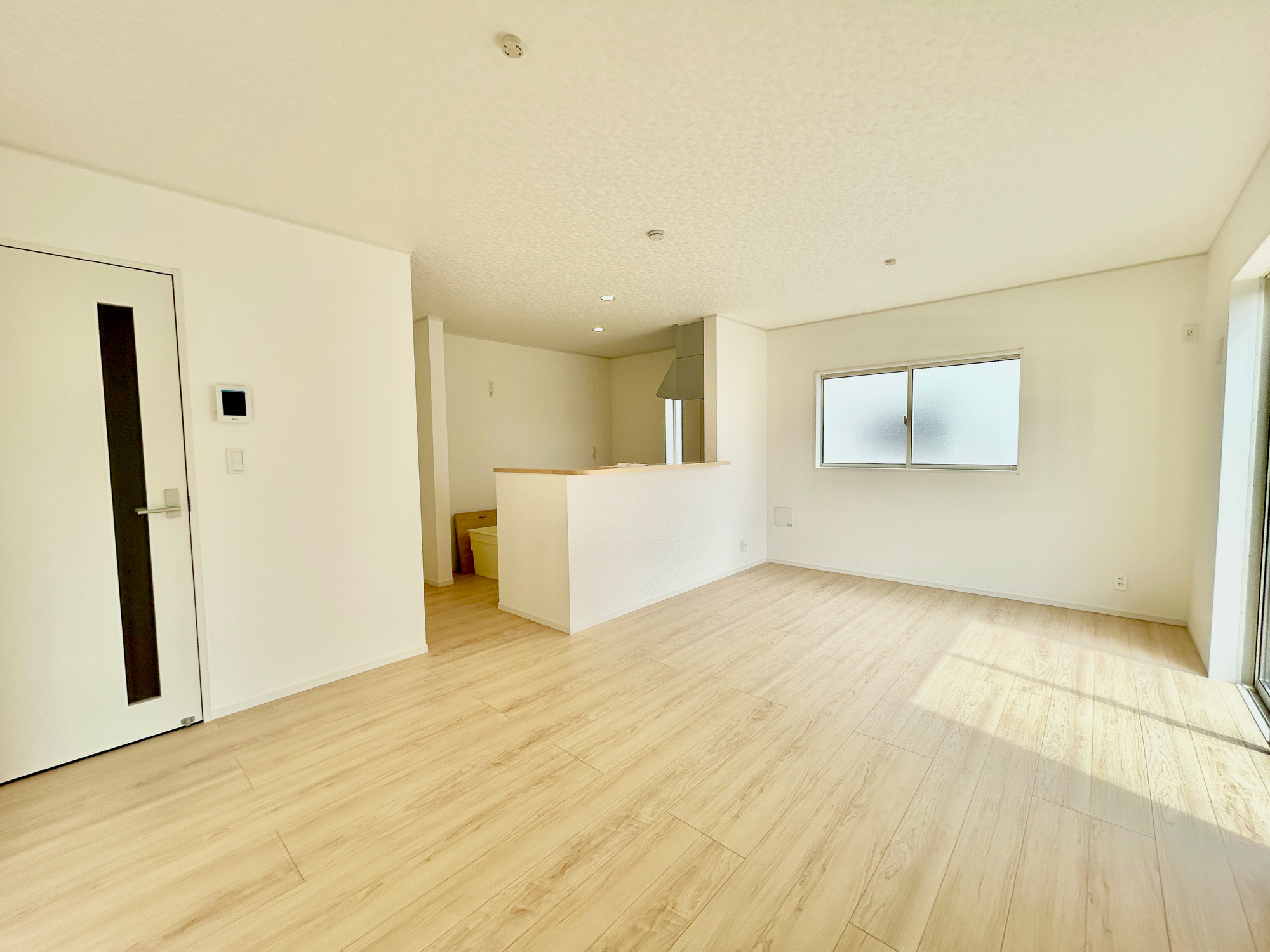 前橋市稲荷新田町第3　新築住宅全4棟の居間・リビング|大きく開いた窓からは、明るい陽射しが射し込みます。
爽やかな風が吹き抜ける心地良いリビングには、自然と家族が集まります。
