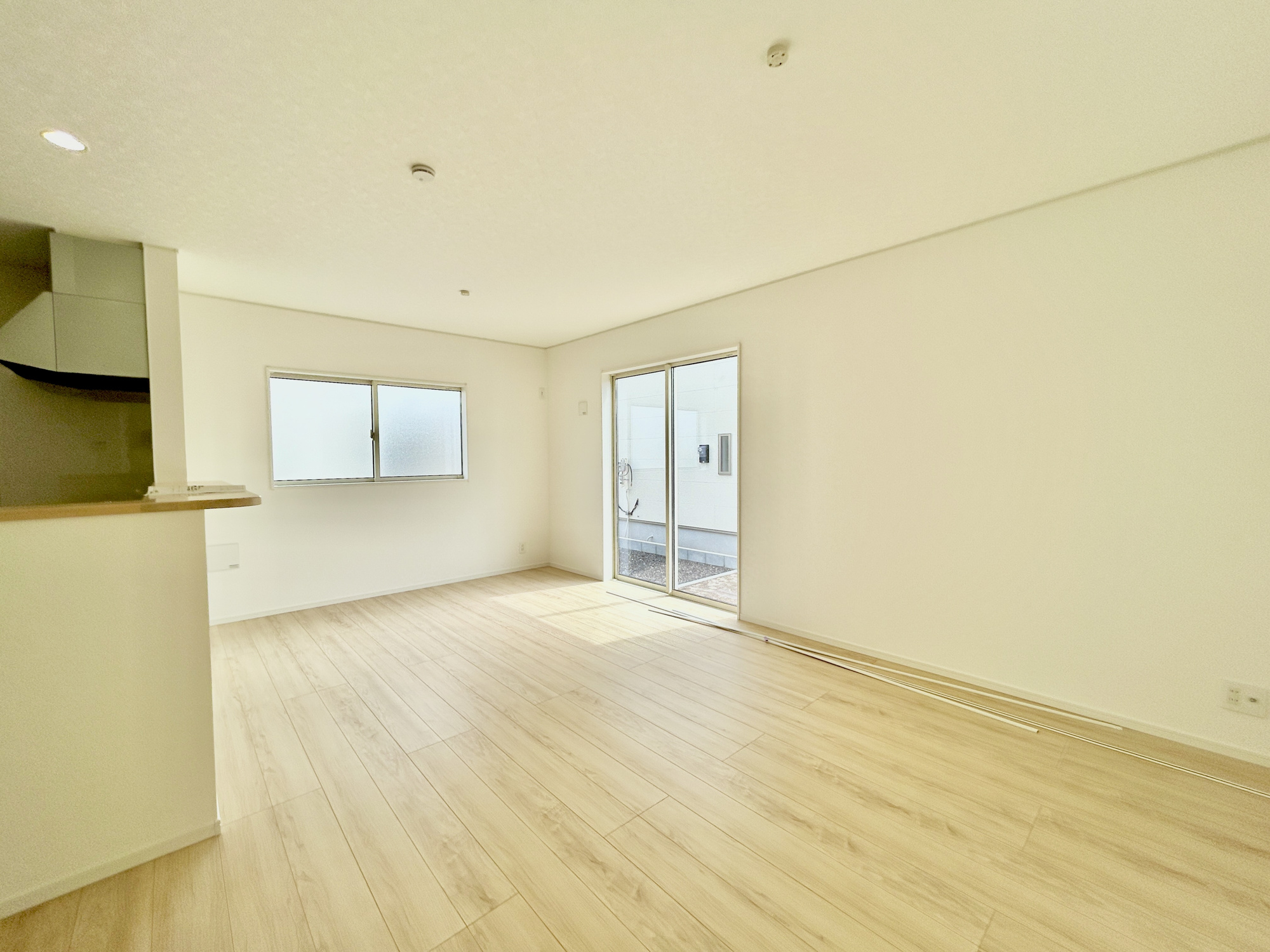 前橋市稲荷新田町第3　新築住宅全4棟の居間・リビング|室内にいても、たっぷりの陽光と爽やかな風を感じて頂ける、開放感あふれるリビングです。
ご家族と穏やかに過ごす、心地の良い時間が流れます。