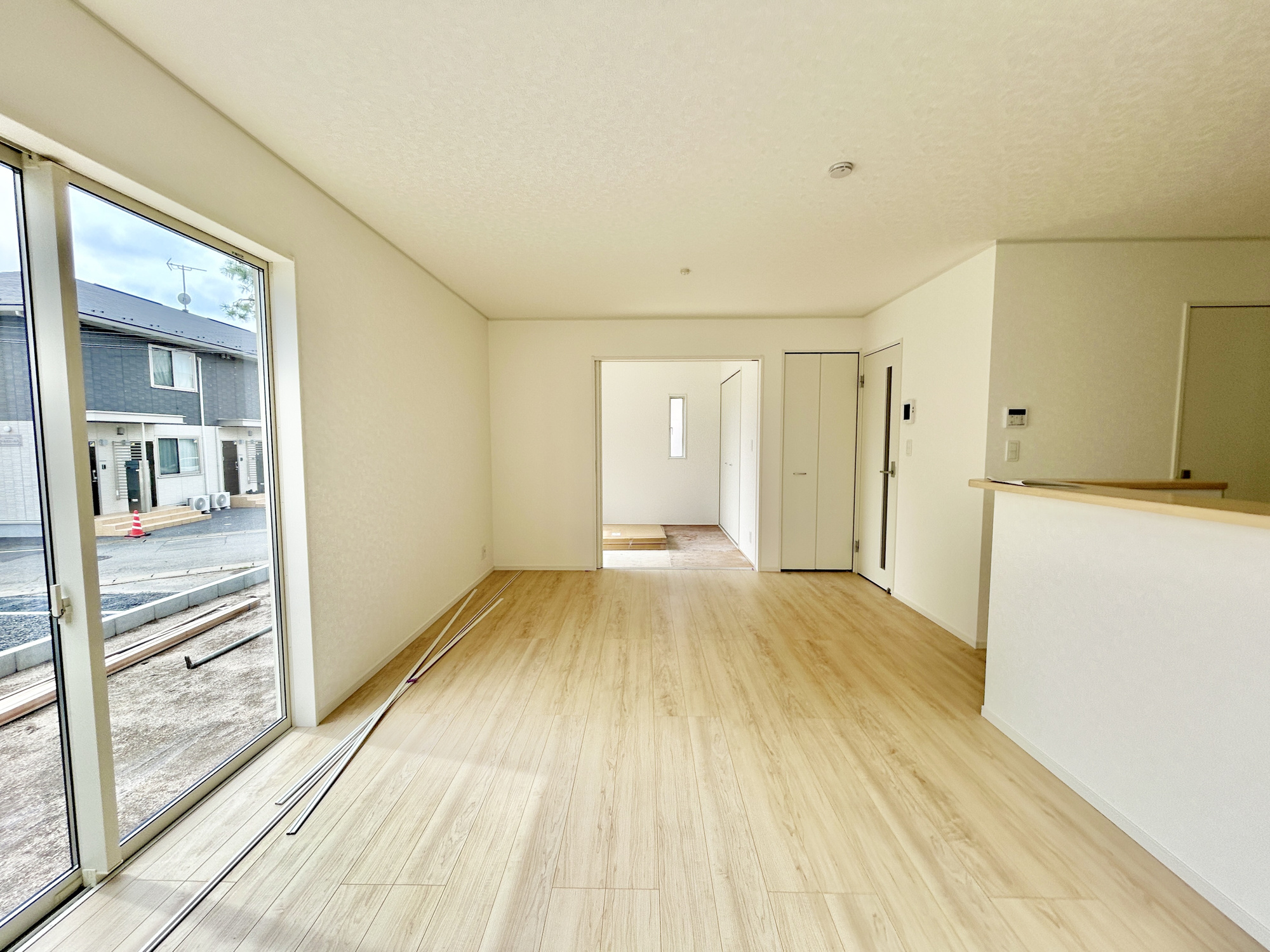 前橋市稲荷新田町第3　新築住宅全4棟の居間・リビング|オープンな空間を生み出す、こだわりの広がりとゆとり。家族と過ごす時間を大切にしたい方にぴったりの明るくゆとりある住空間です。窓からの日差しがリビングの隅々までしっかりと届きます！ 