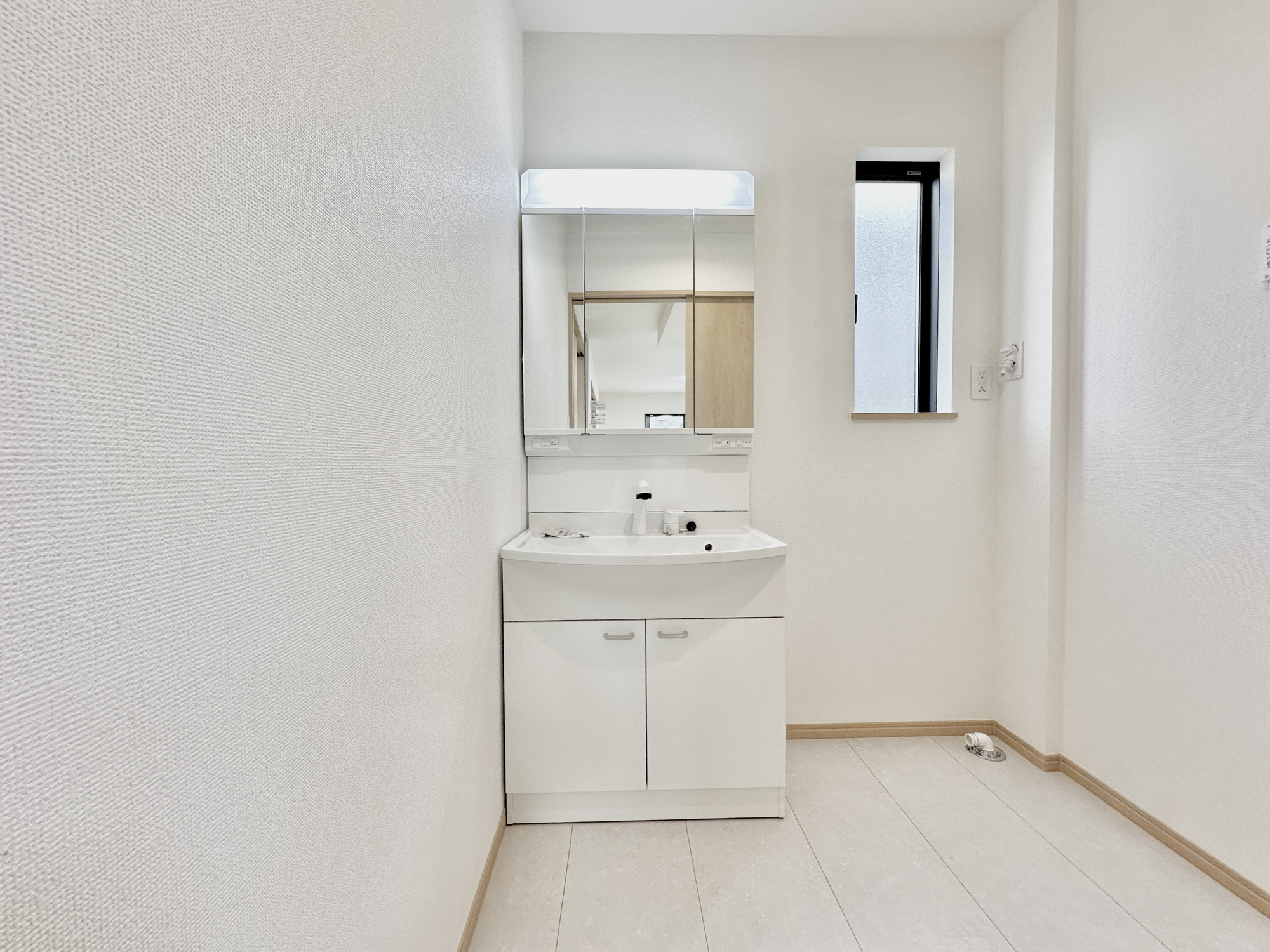 宇都宮市泉が丘７丁目2565　新築住宅全２棟の独立洗面台|歯磨きをしたりメイクや髪をセットしたり・・・使いやすさが考えられた3面鏡です♪シャワー付水栓で洗面台でのシャンプーや毎日の掃除に大変便利ですね♪