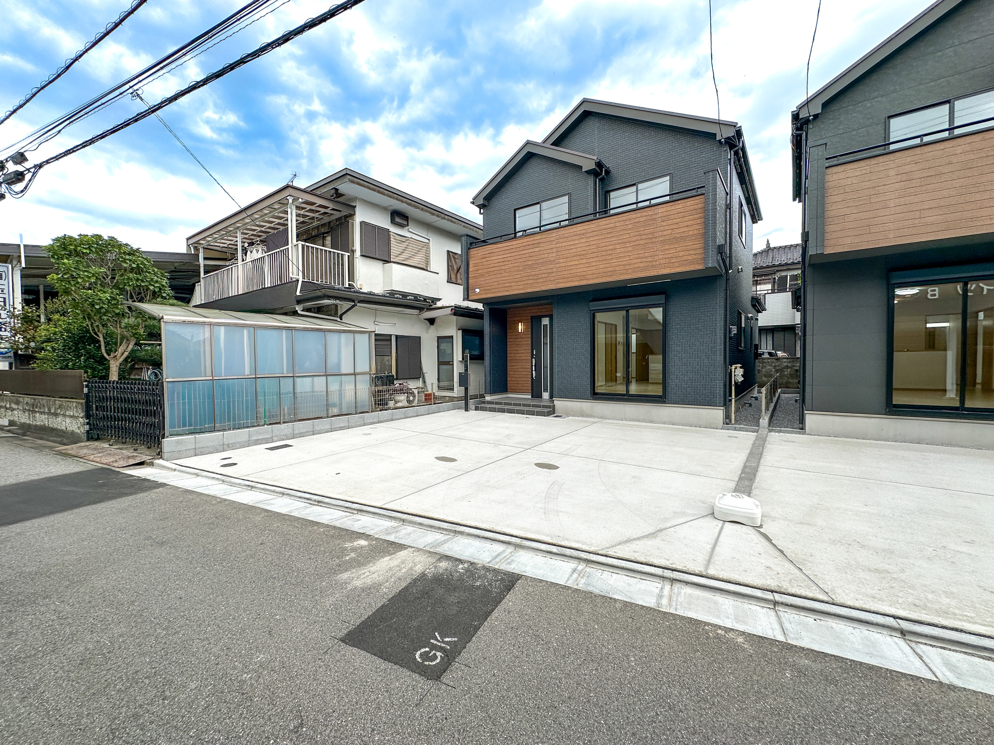 宇都宮市泉が丘７丁目2565　新築住宅全２棟の駐車場|車庫土間施工、駐車2台可能です(^^♪