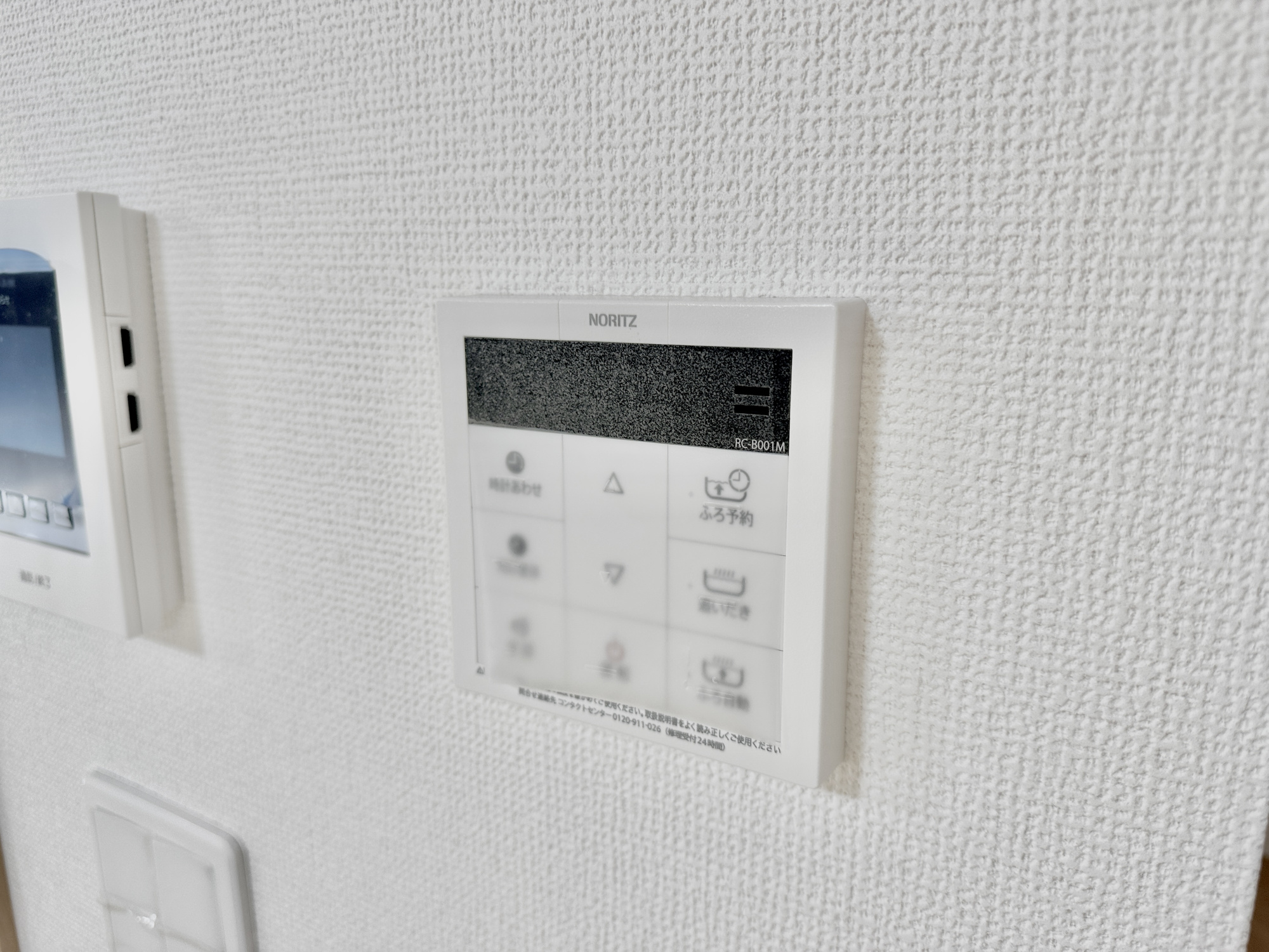 宇都宮市泉が丘７丁目2565　新築住宅全２棟の発電・温水設備|キッチンについている給湯リモコン。ここからお風呂のお湯を入れられるので、忙しい夕飯時がちょっぴり楽になりますね♪