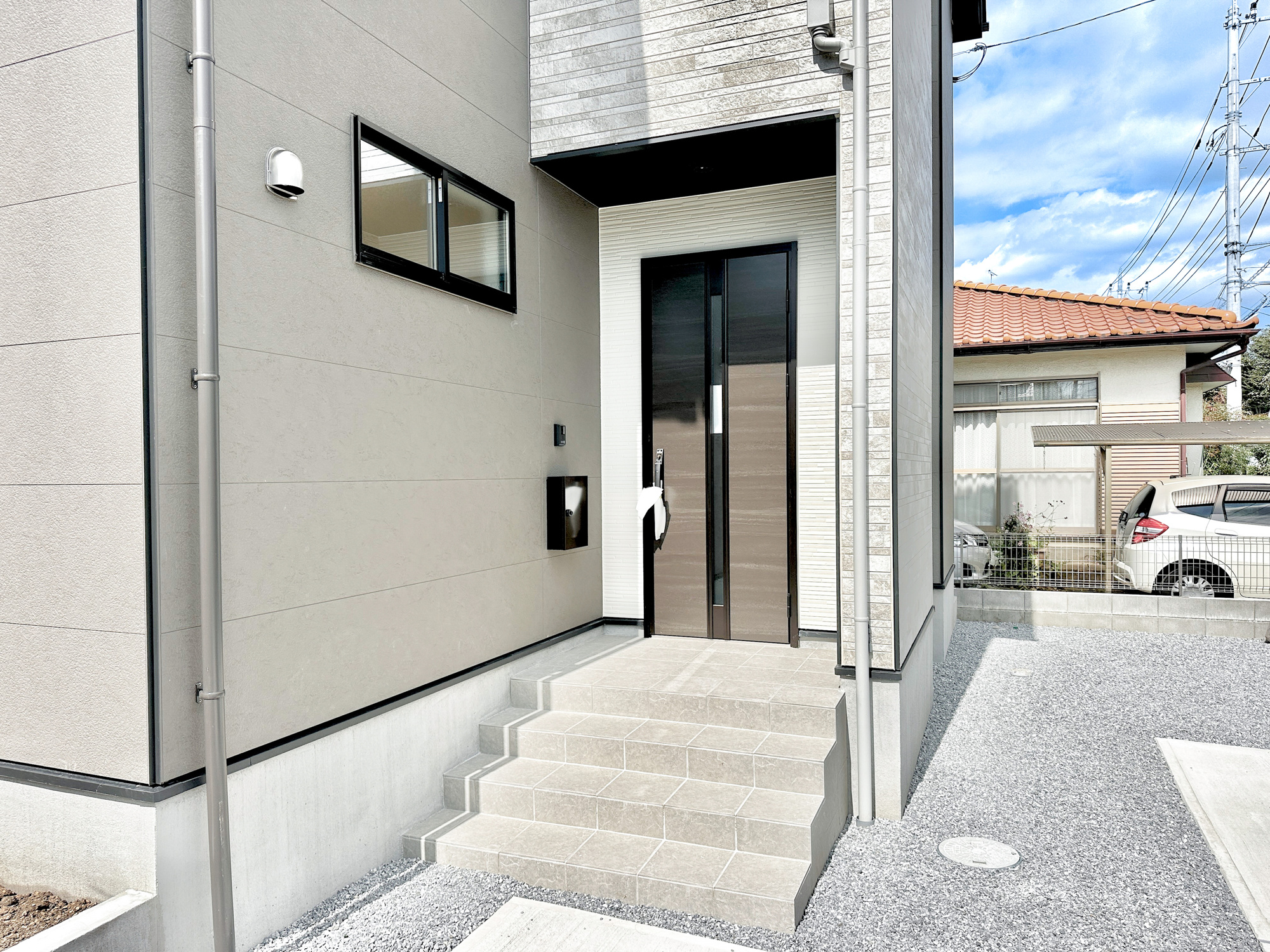 宇都宮市さつき３丁目の新築一戸建の玄関|玄関上は屋根があるので雨の心配いらず♪