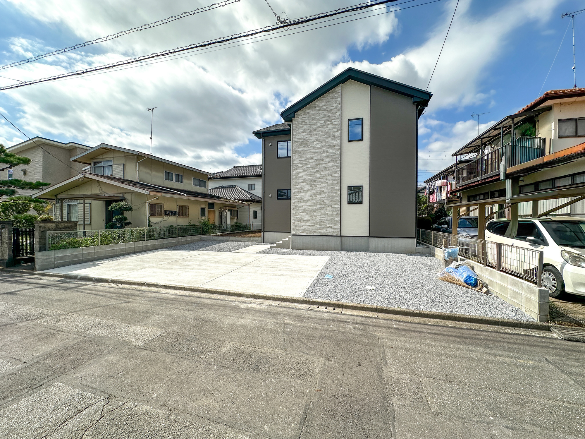 宇都宮市さつき３丁目の新築一戸建の駐車場|車庫土間施工、駐車3台可能です(^^♪