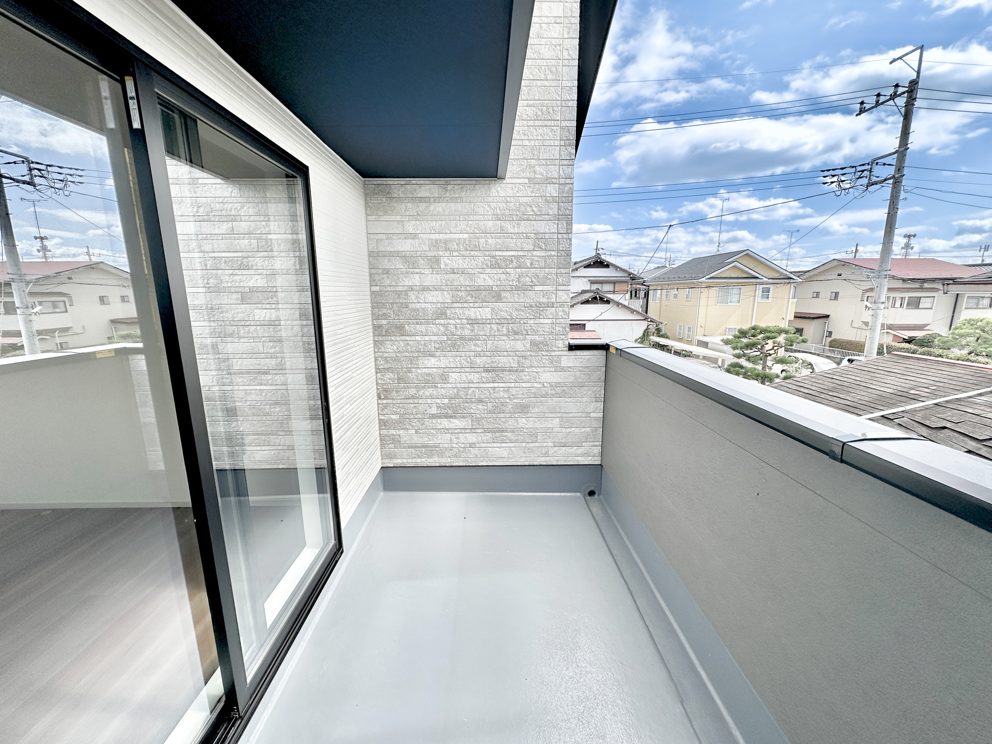 宇都宮市さつき３丁目の新築一戸建のバルコニー|南向きで陽当りの良いバルコニーは、物干しセットを追加すれば、一度にたくさんのお洗濯物が干せるのが魅力！バルコニーは洗濯物を干すだけの場所じゃなく、家族のゆとりのある時間を演出するプライベート空間。