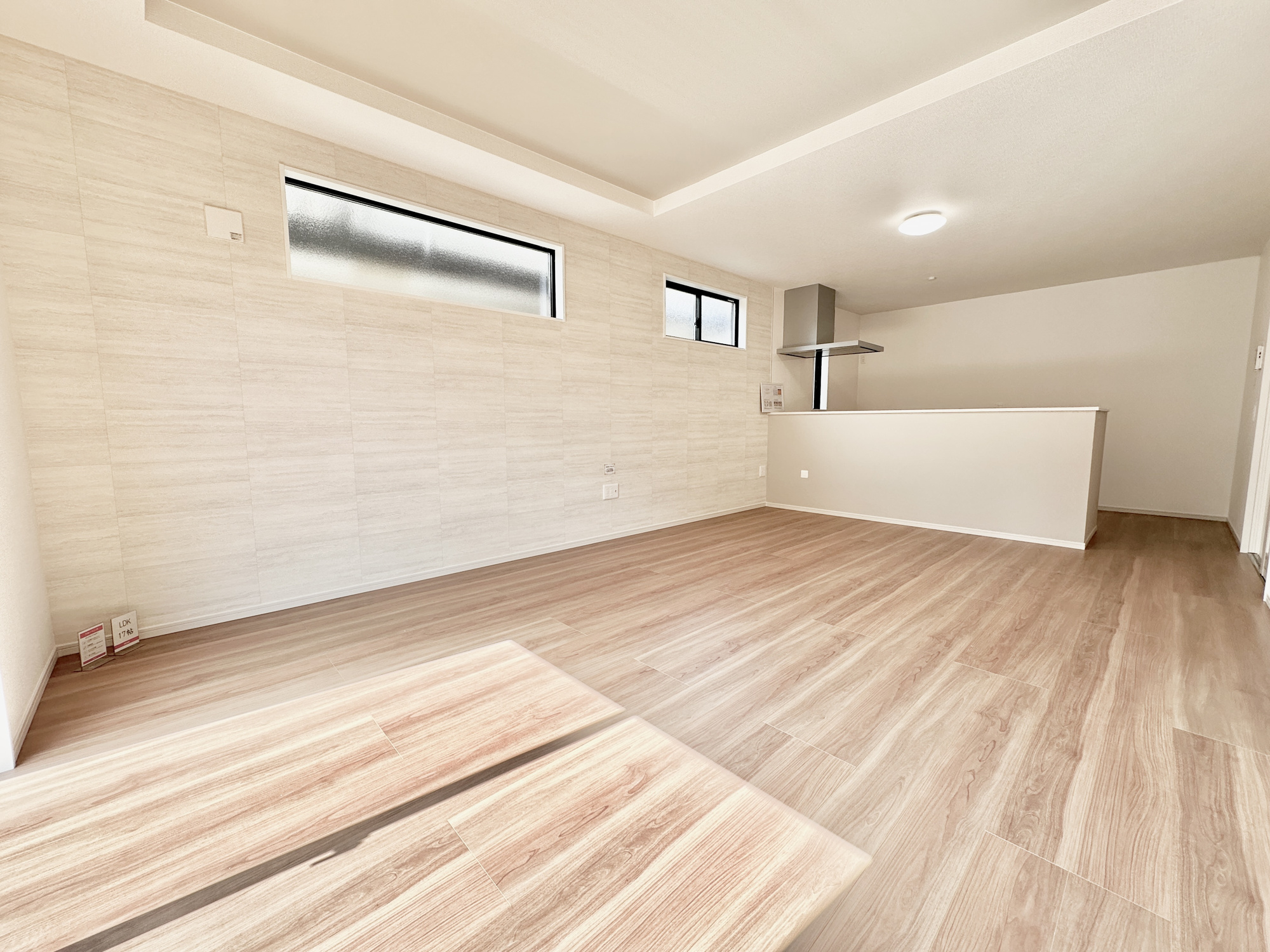 宇都宮市さつき３丁目の新築一戸建の居間・リビング|室内にいても、たっぷりの陽光と爽やかな風を感じて頂ける、開放感あふれるリビングです。
ご家族と穏やかに過ごす、心地の良い時間が流れます。
