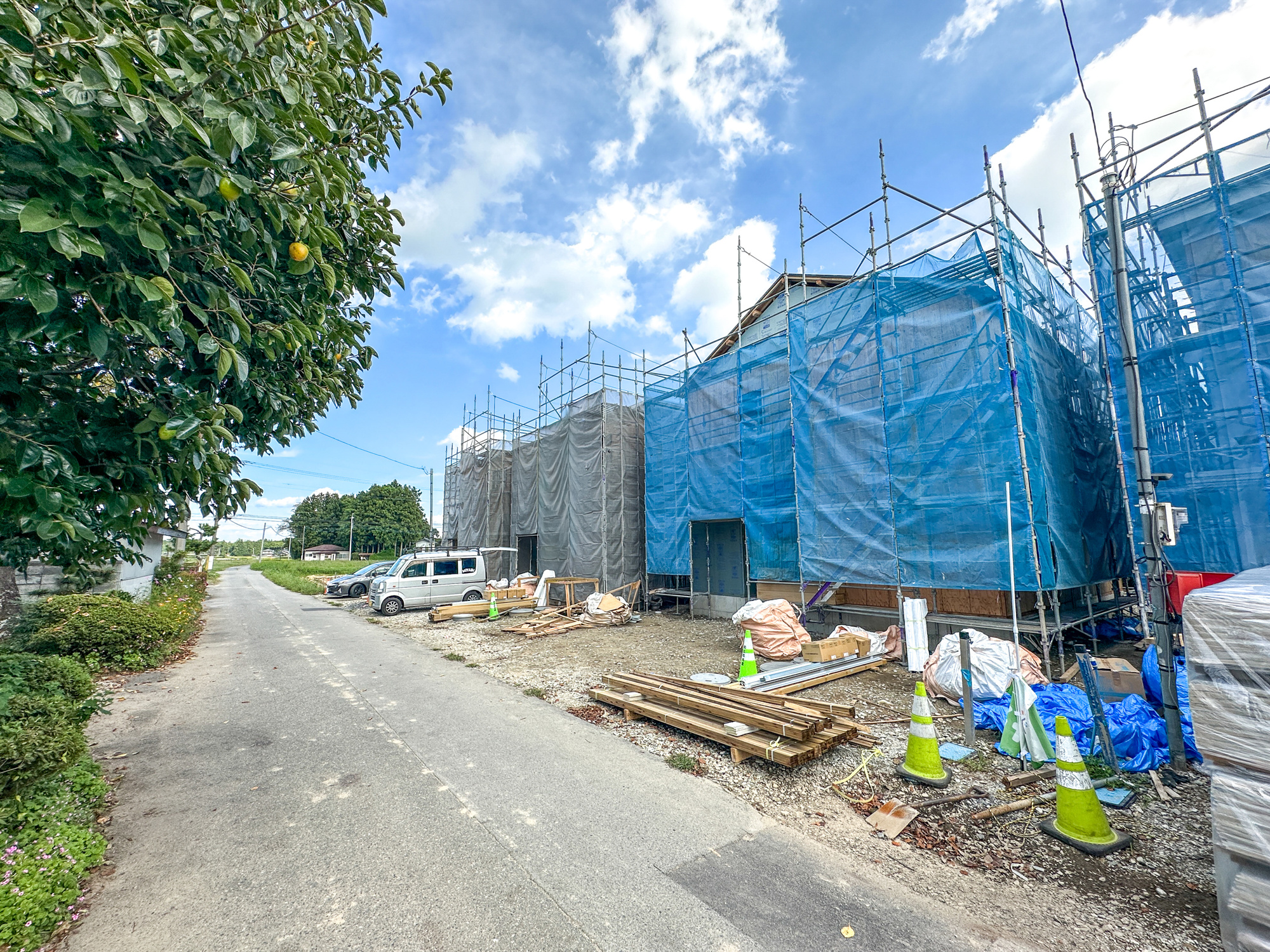那須塩原市北弥六第１　新築住宅全４棟の前面道路含む現地写真|閑静な住宅地で子育て家族にピッタリ。毎日のお散歩も快適な緑に恵まれたエリアで、自然に包まれた穏やかな暮らしを実現するための、ゆとりある住環境が整っています。

