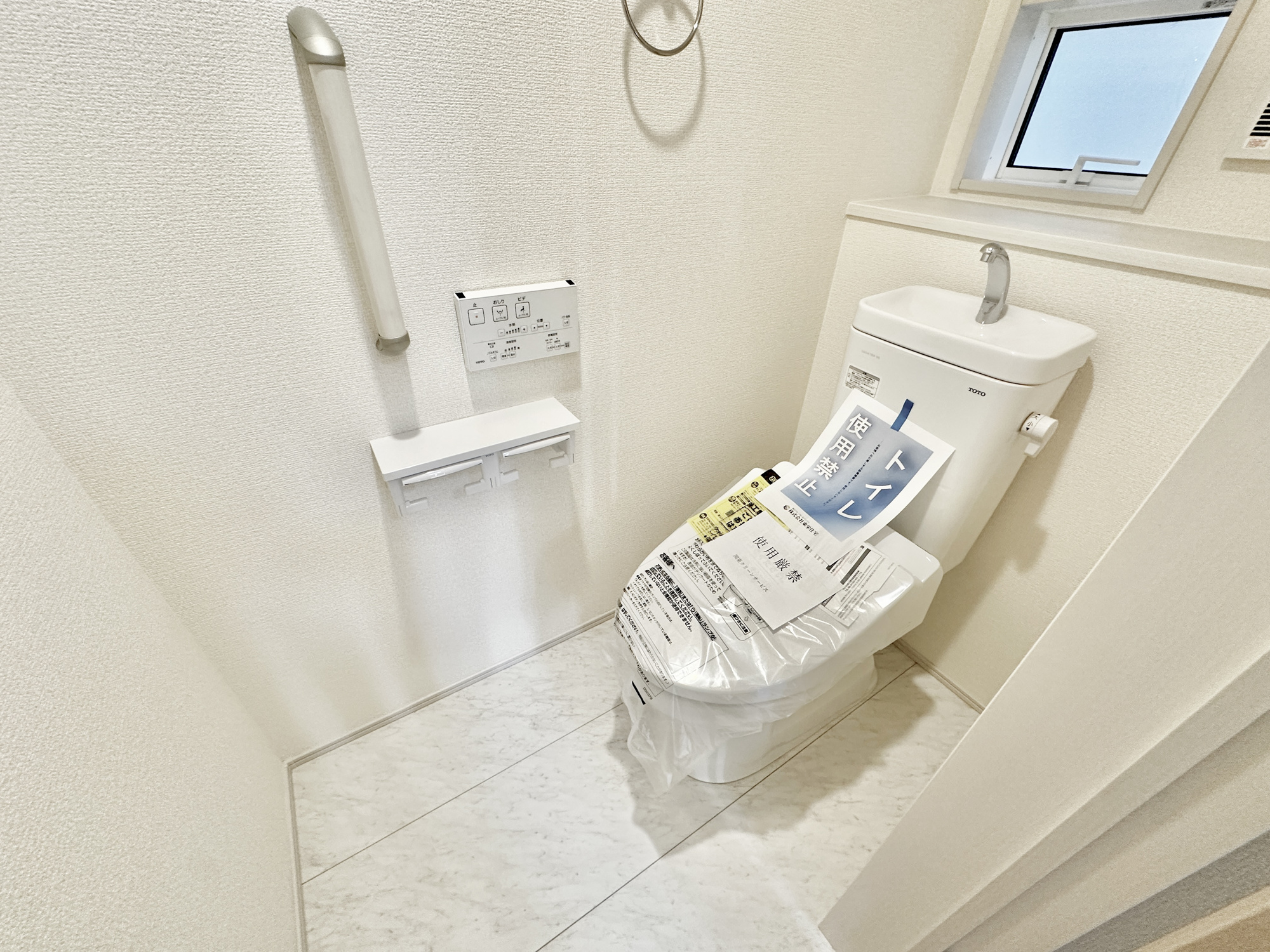宇都宮市清原台３丁目　新築住宅全３棟のトイレ|節水型でエコなトイレには、今では当たり前の洗浄付き。便座を温める機能もついていて、居心地良くてトイレから出られなくなるかも！換気用に換気扇はもちろん、窓も着いているので常に快適ですね♪