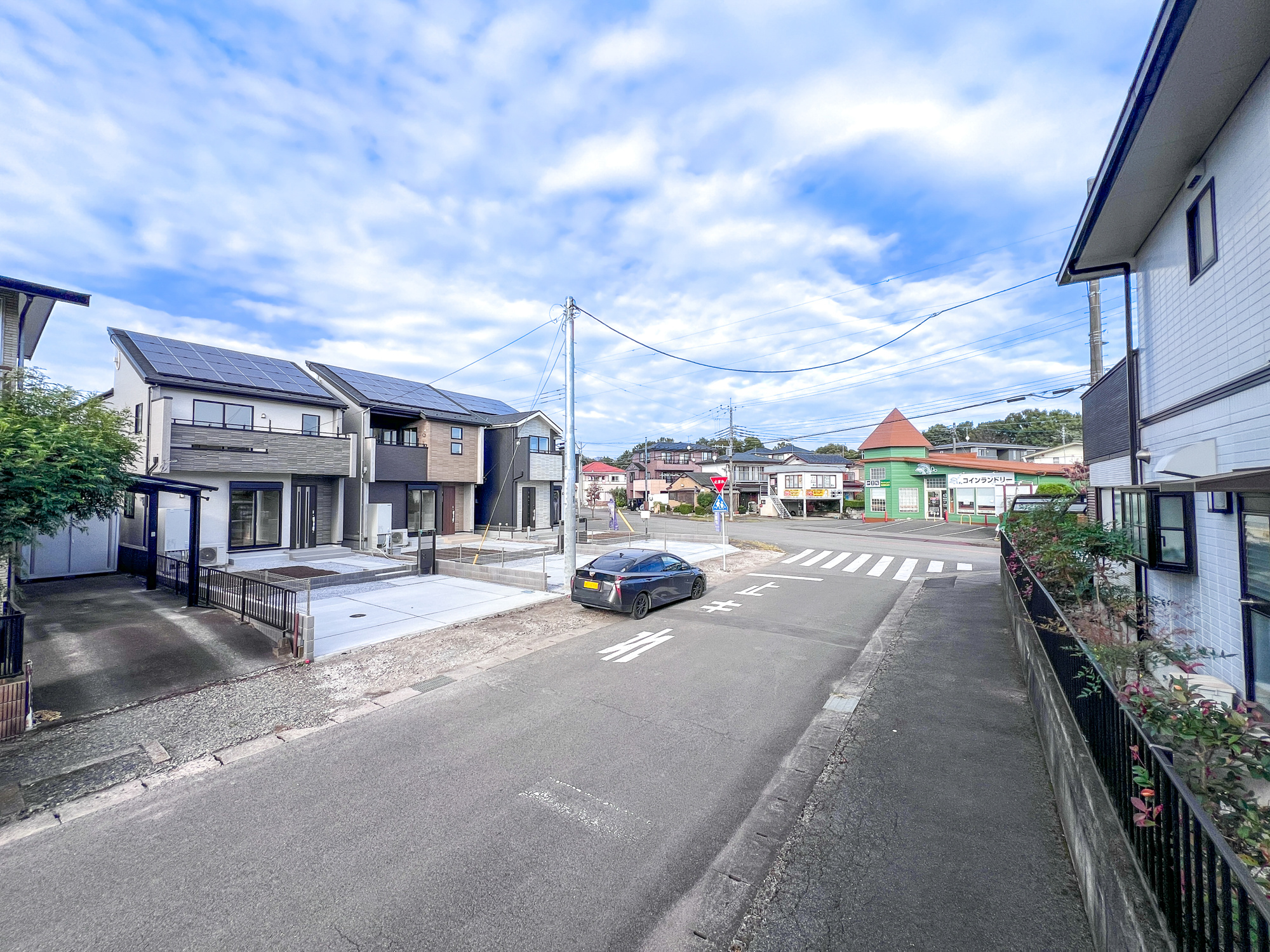宇都宮市清原台３丁目　新築住宅全３棟の前面道路含む現地写真|前面道路は閑静な住宅地をはしる車通りの少ない道路。お車の出し入れが苦手なママや小さなお子様にも安心ですね。しっかり舗装もされているので、ベビーカーや自転車で通っても快適に通行できます。