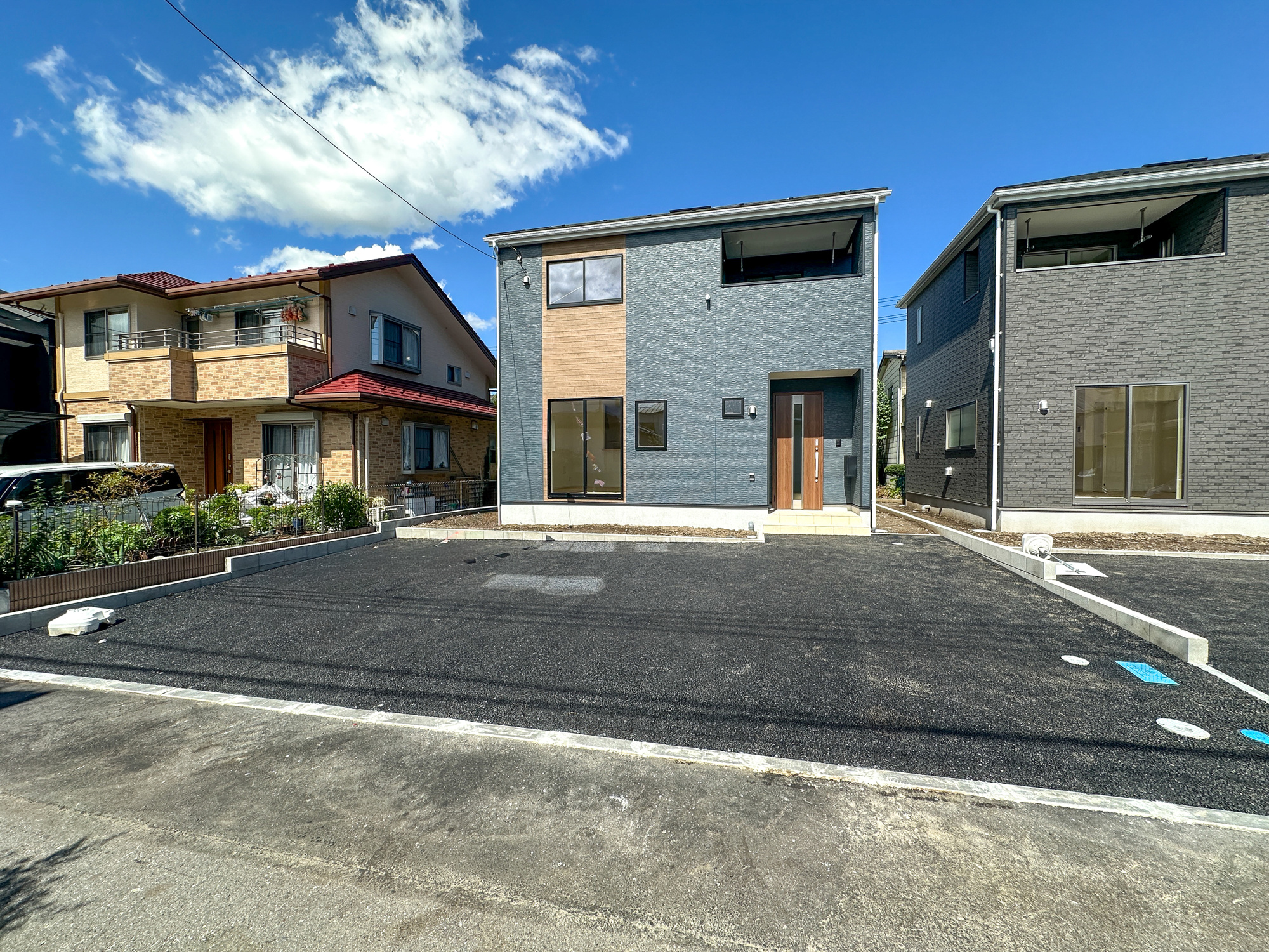 宇都宮市若草５丁目の新築一戸建の駐車場|車庫土間施工、駐車２台可能です(^^♪