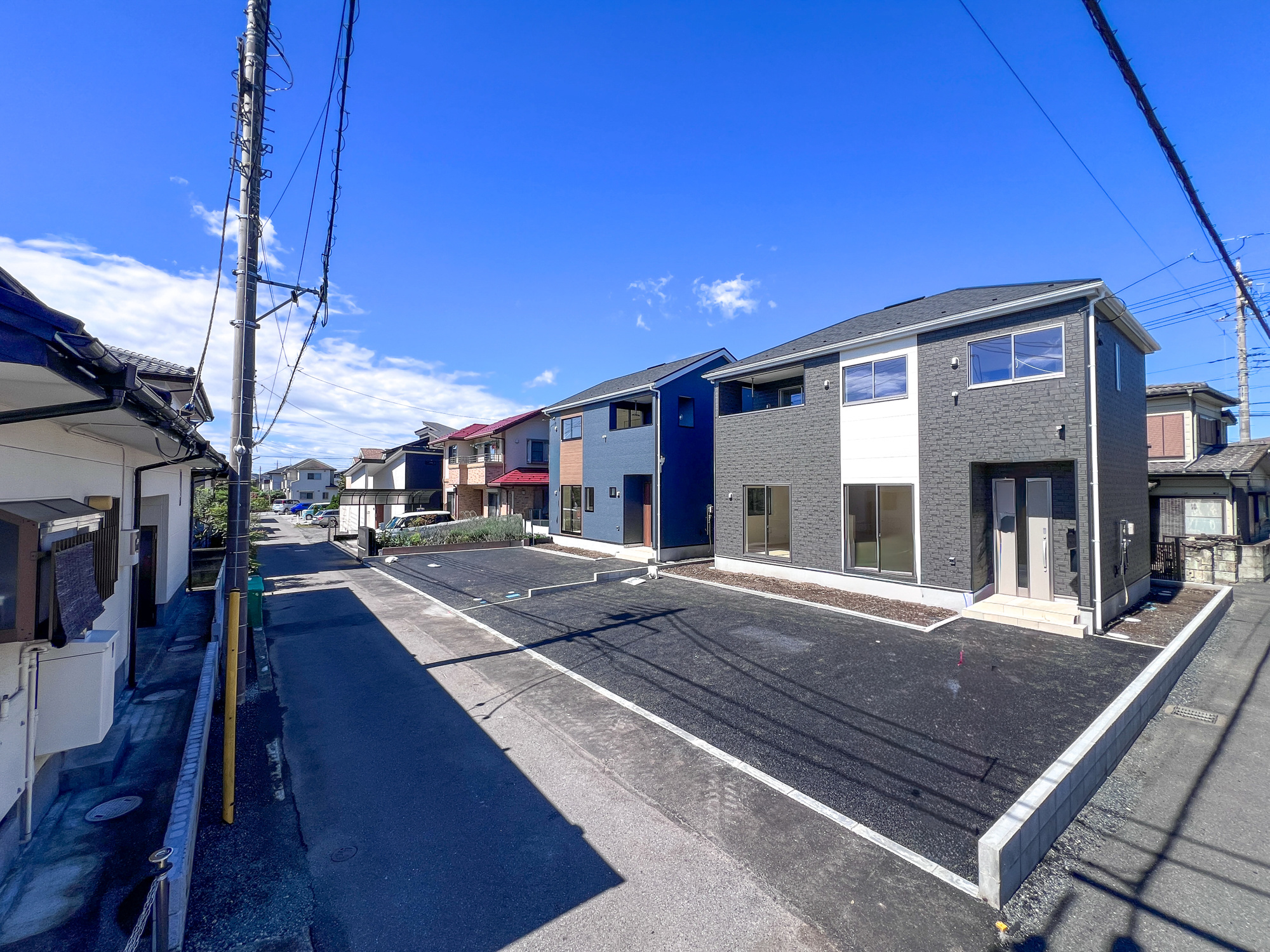 宇都宮市若草５丁目の新築一戸建の前面道路含む現地写真|低層の一戸建てを中心とした街並みが整然と続き、周辺は高い建物が建っていないので、採光や開放性に恵まれ、空が広く緑の多い閑静な趣を感じる環境です。

