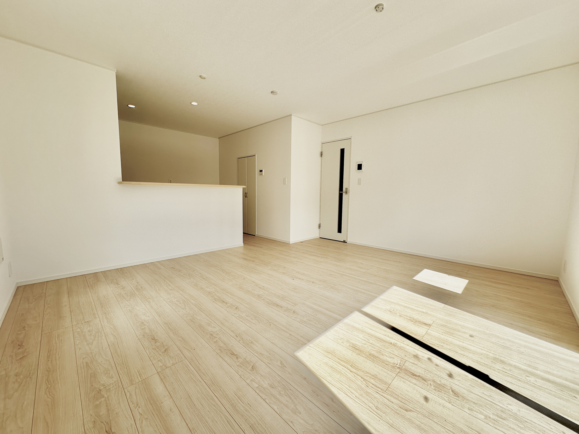 宇都宮市若草５丁目の新築一戸建の居間・リビング|オープンな空間を生み出す、こだわりの広がりとゆとり。家族と過ごす時間を大切にしたい方にぴったりの明るくゆとりある住空間です。南側の窓からの日差しがリビングの隅々までしっかりと届きます！ 