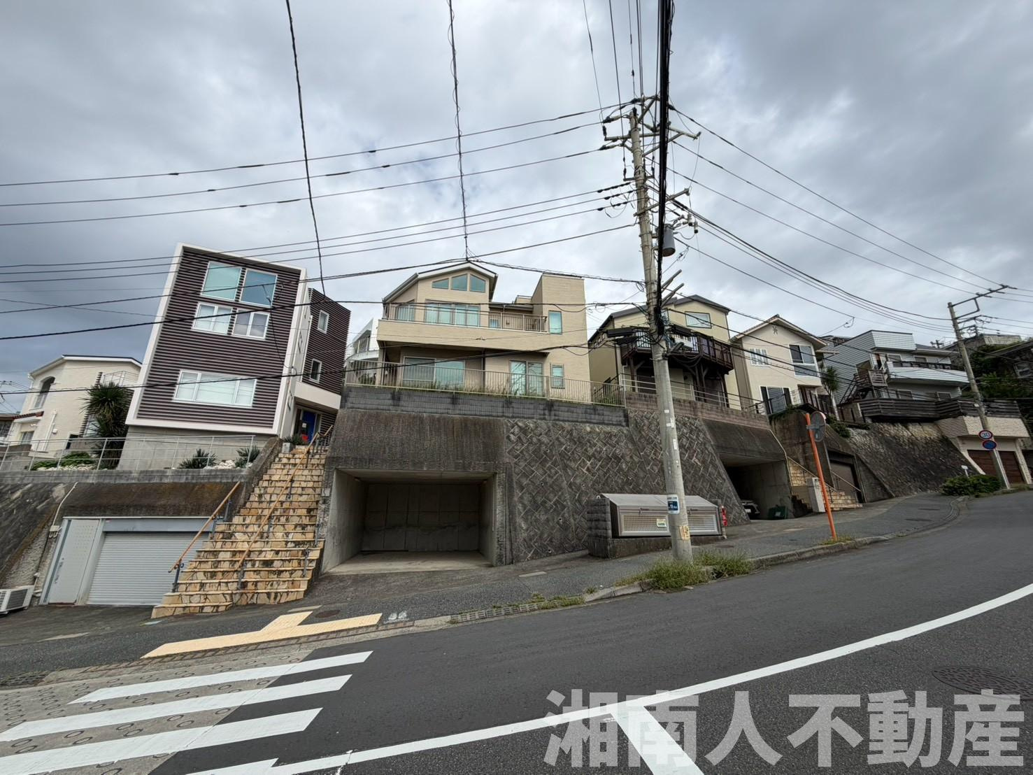 鎌倉市七里ガ浜２丁目２０－３戸建の前面道路含む現地写真|前面道路含む現地写真です
