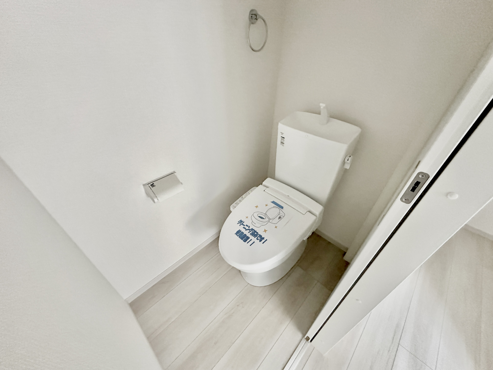 宇都宮市双葉５期　新築住宅全２棟のトイレ|節水型でエコなトイレには、今では当たり前の洗浄付き。便座を温める機能もついていて、居心地良くてトイレから出られなくなるかも！換気用に換気扇はもちろん、窓も着いているので常に快適ですね♪