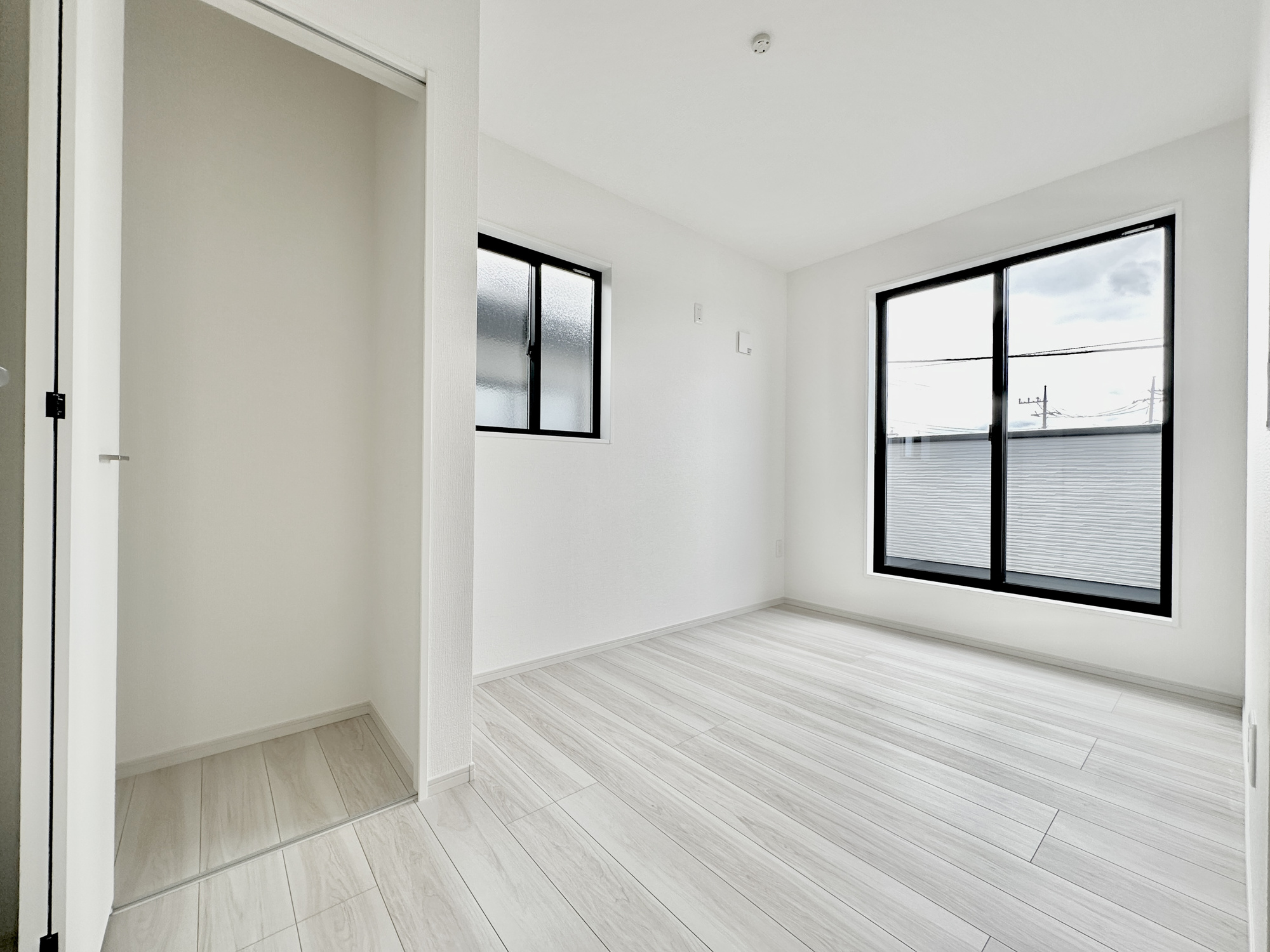 宇都宮市双葉５期　新築住宅全２棟の洋室|家族一人ひとりの大切なプライベート空間。趣味に合わせて使って頂けるようシンプルに仕上げてあります。暮らし心地を大きく左右する収納を、適材適所に配置し使い勝手を考慮しました。