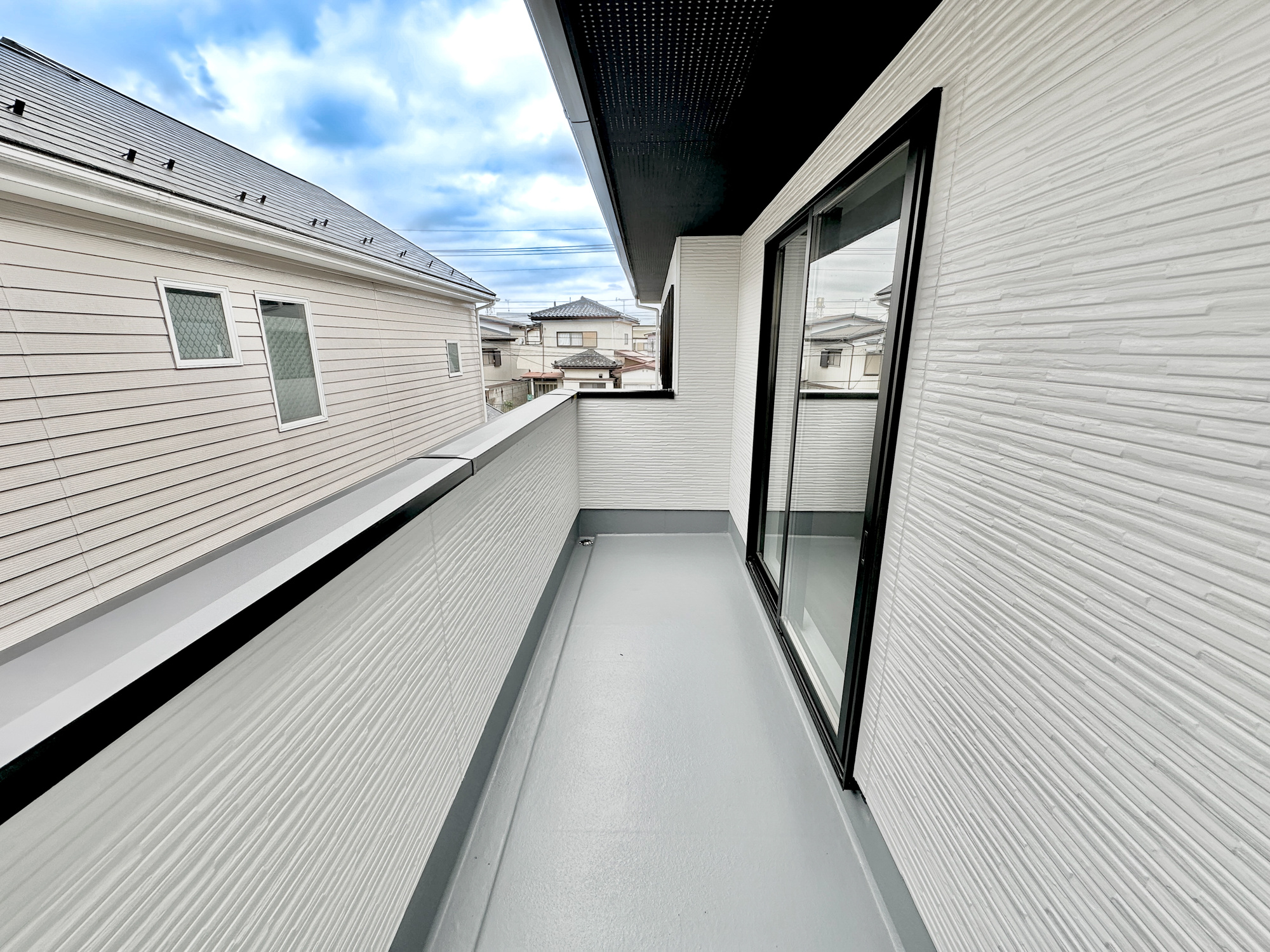 宇都宮市双葉５期　新築住宅全２棟のバルコニー|南向きで陽当りの良いバルコニーは、物干しセットを追加すれば、一度にたくさんのお洗濯物が干せるのが魅力！バルコニーは洗濯物を干すだけの場所じゃなく、家族のゆとりのある時間を演出するプライベート空間。