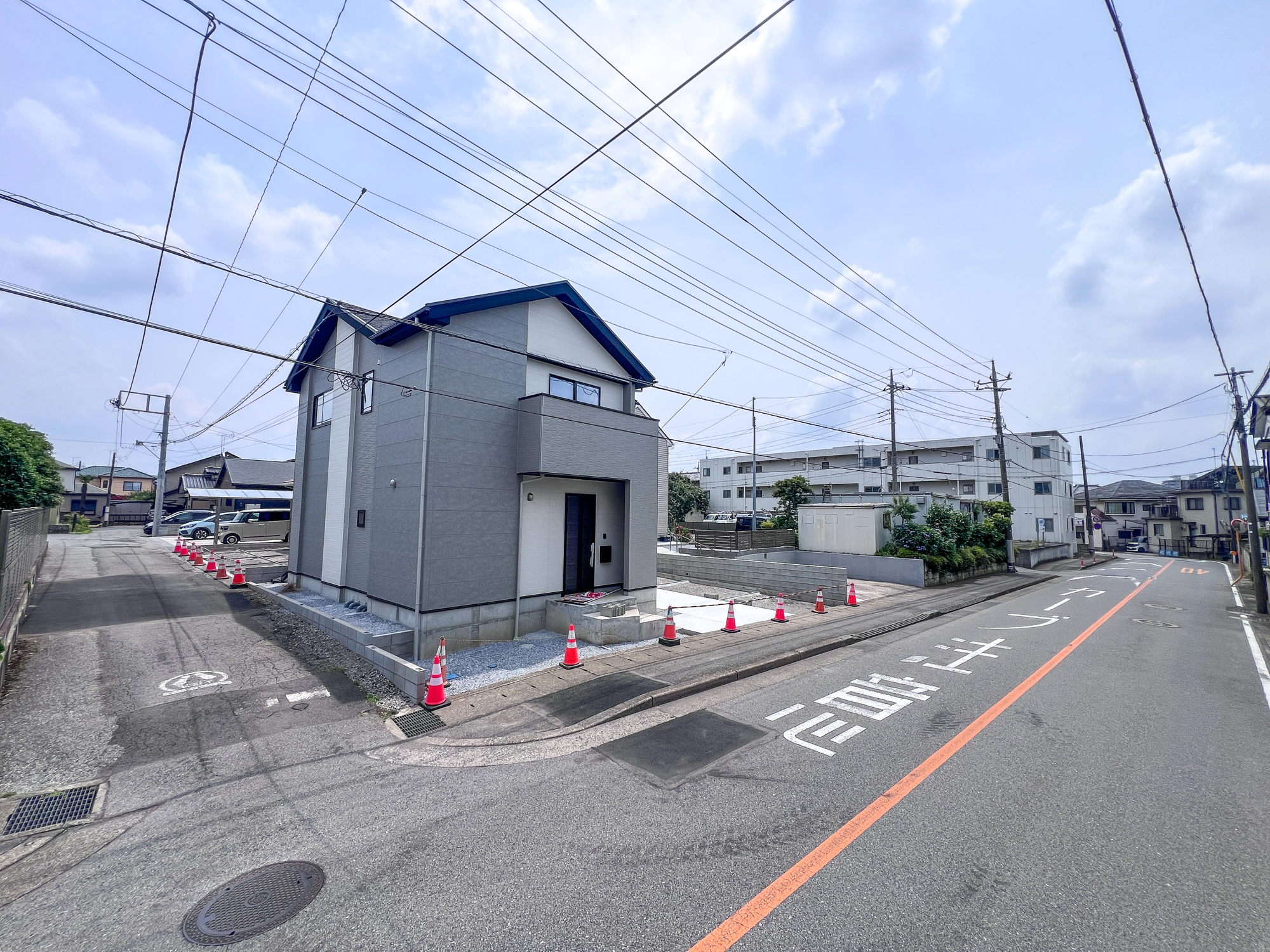 宇都宮市双葉５期　新築住宅全２棟の前面道路含む現地写真|前面道路は閑静な住宅地をはしる車通りの少ない道路。お車の出し入れが苦手なママや小さなお子様にも安心ですね。しっかり舗装もされているので、ベビーカーや自転車で通っても快適に通行できます。