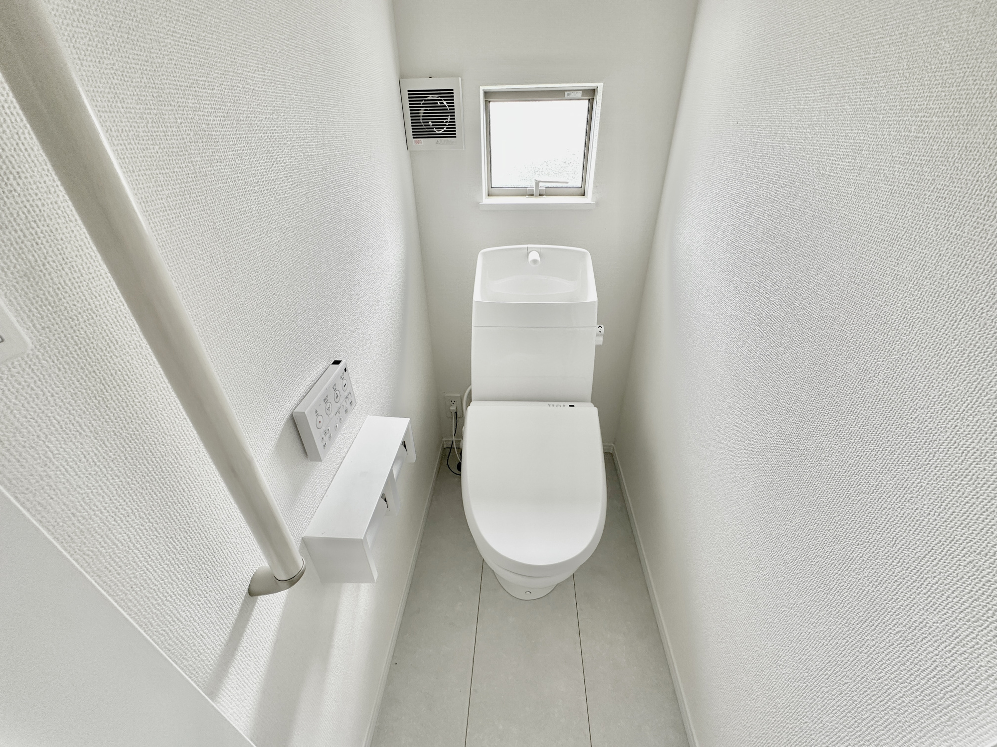 宇都宮市御幸本町の新築一戸建のトイレ|節水型でエコなトイレには、今では当たり前の洗浄付き。便座を温める機能もついていて、居心地良くてトイレから出られなくなるかも！換気用に換気扇はもちろん、窓も着いているので常に快適ですね♪