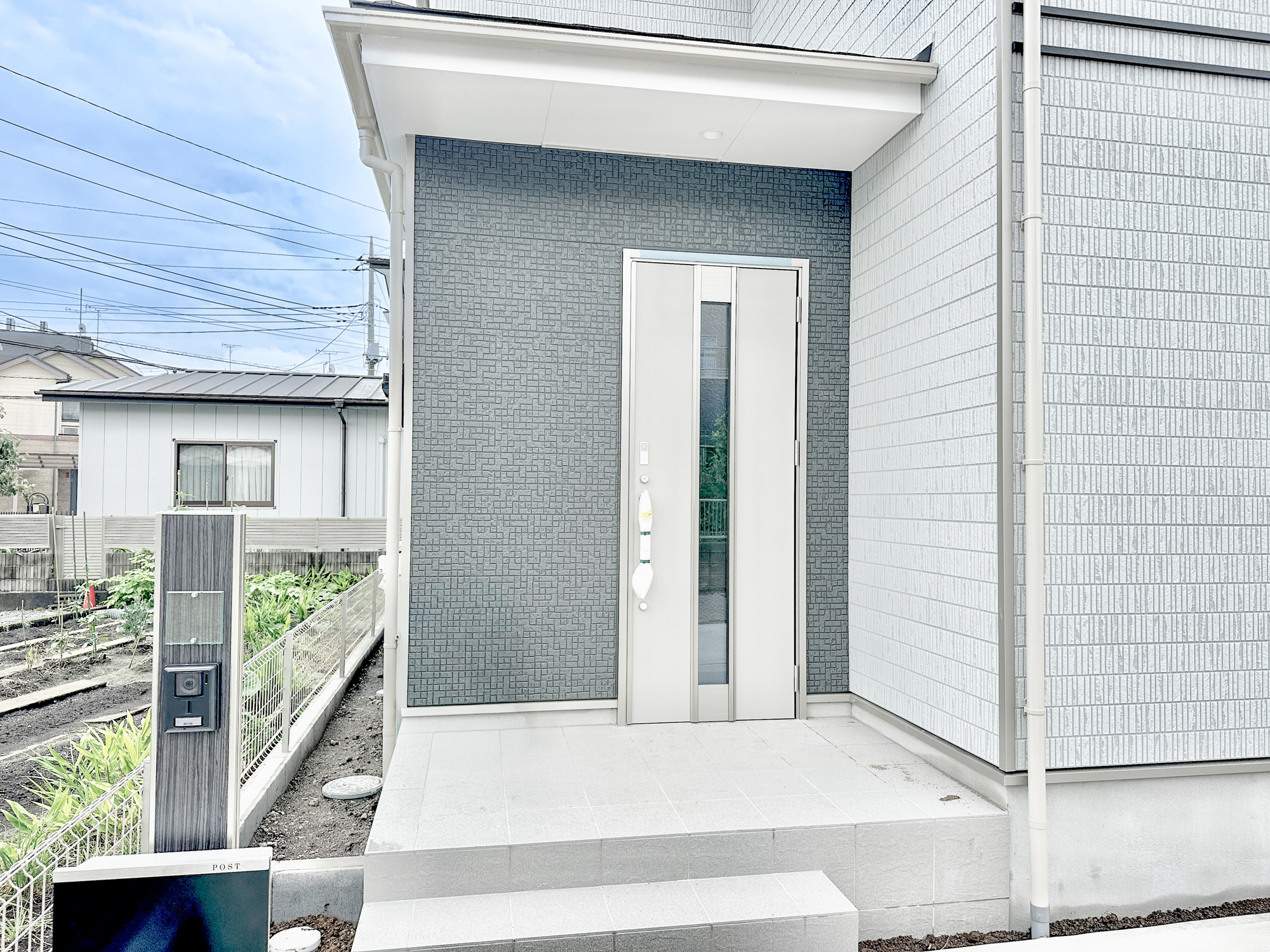 宇都宮市御幸本町の新築一戸建の玄関|玄関上は屋根があるので雨の心配いらず♪
