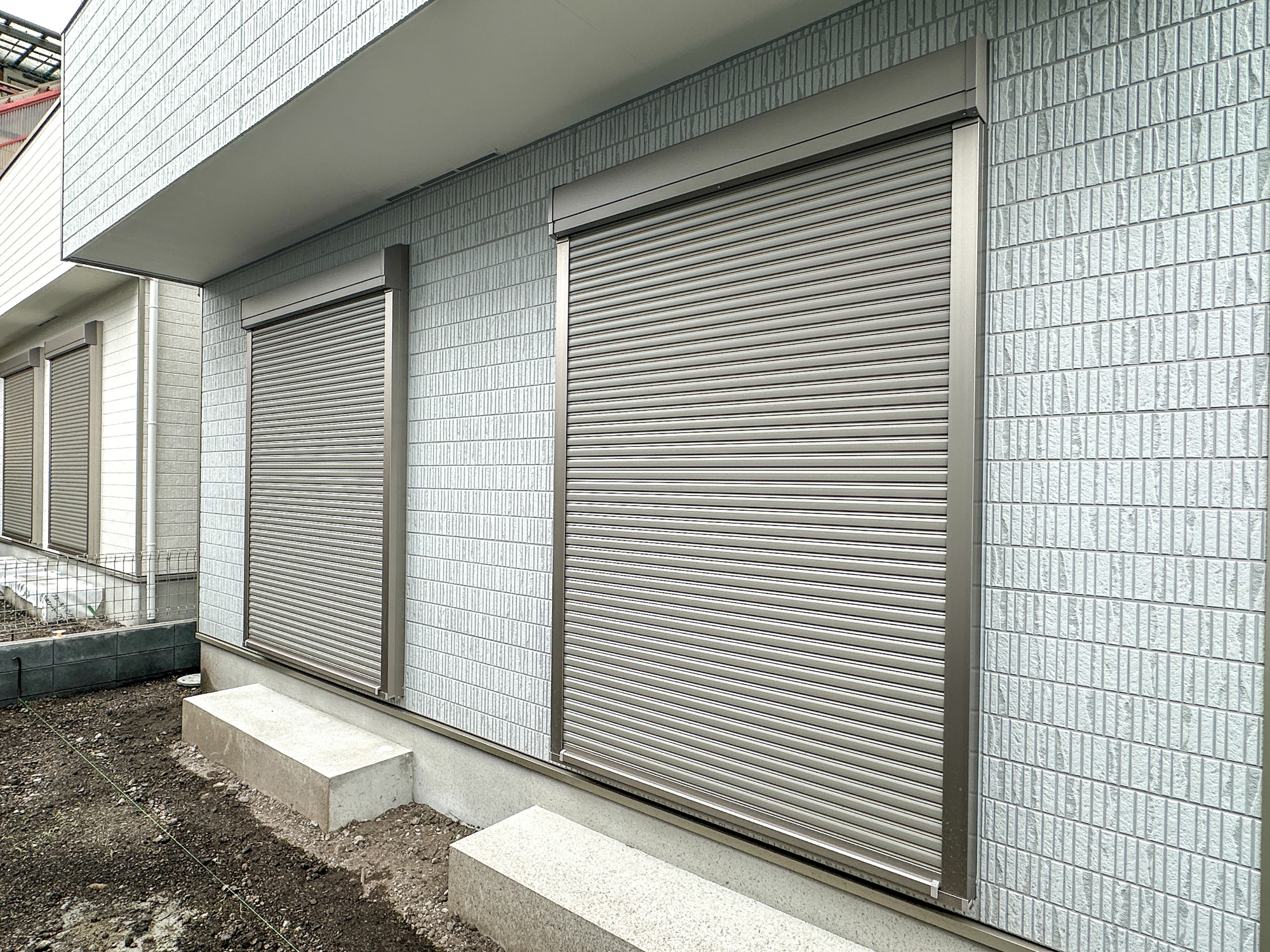 宇都宮市御幸本町の新築一戸建の防犯設備|防風、防犯、防音、断熱と様々な効果を発揮するシャッター付きです♪