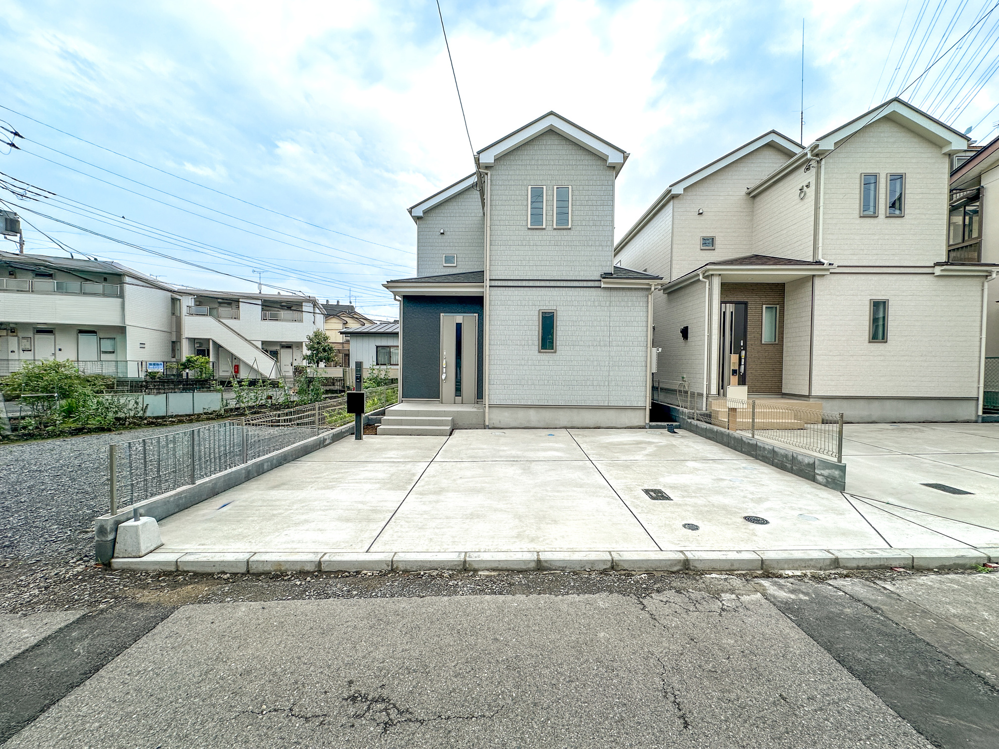 宇都宮市御幸本町の新築一戸建の駐車場|車庫土間施工、駐車3台可能です(^^♪