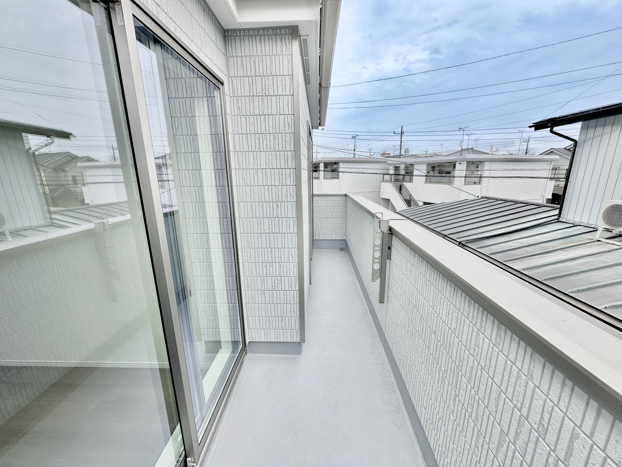 宇都宮市御幸本町の新築一戸建のバルコニー|南向きで陽当りの良いバルコニーは、物干しセットを追加すれば、一度にたくさんのお洗濯物が干せるのが魅力！バルコニーは洗濯物を干すだけの場所じゃなく、家族のゆとりのある時間を演出するプライベート空間。