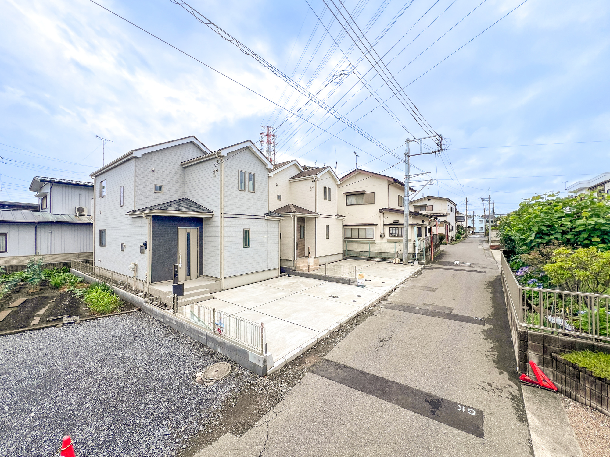 宇都宮市御幸本町の新築一戸建の前面道路含む現地写真|閑静な住宅地で子育て家族にピッタリ。毎日のお散歩も快適な緑に恵まれたエリアで、自然に包まれた穏やかな暮らしを実現するための、ゆとりある住環境が整っています。

