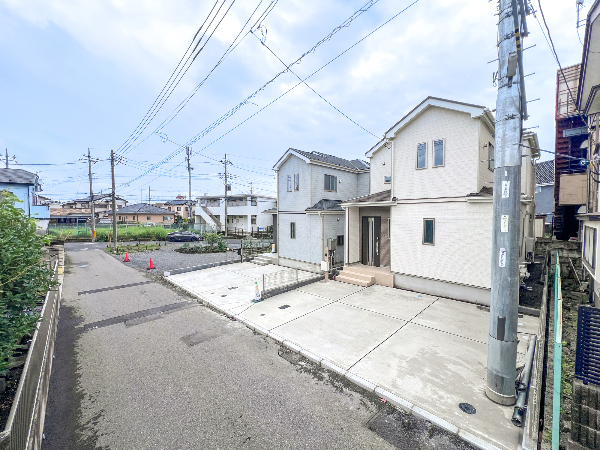 宇都宮市御幸本町の新築一戸建の前面道路含む現地写真|低層の一戸建てを中心とした街並みが整然と続き、周辺は高い建物が建っていないので、採光や開放性に恵まれ、空が広く緑の多い閑静な趣を感じる環境です。


