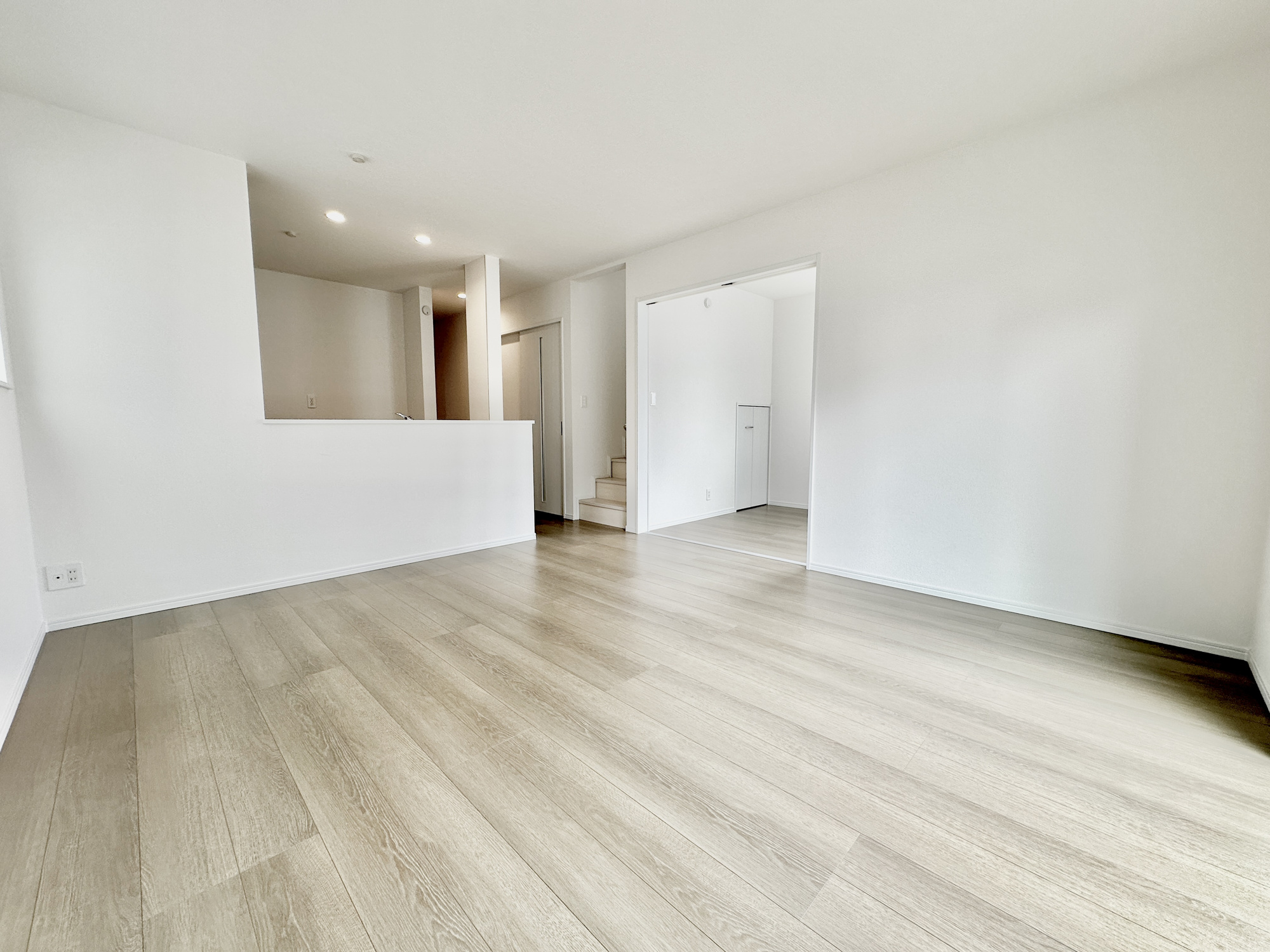 宇都宮市御幸本町の新築一戸建の居間・リビング|オープンな空間を生み出す、こだわりの広がりとゆとり。家族と過ごす時間を大切にしたい方にぴったりの明るくゆとりある住空間です。南側の窓からの日差しがリビングの隅々までしっかりと届きます！ 