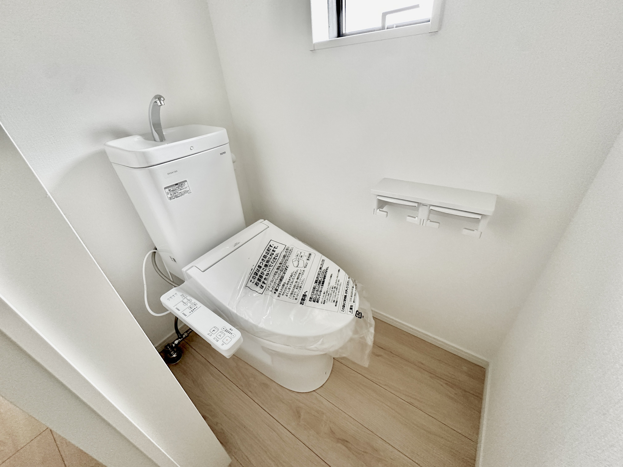 宇都宮市野沢町第６　新築住宅全２棟のトイレ|節水型でエコなトイレには、今では当たり前の洗浄付き。便座を温める機能もついていて、居心地良くてトイレから出られなくなるかも！換気用に換気扇はもちろん、窓も着いているので常に快適ですね♪