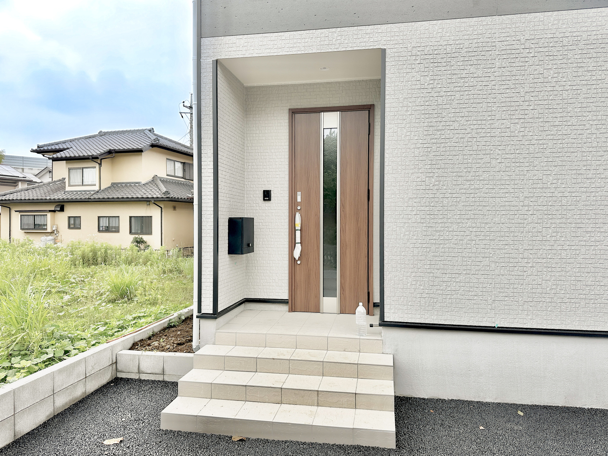 宇都宮市野沢町第６　新築住宅全２棟の玄関|玄関上は屋根があるので雨の心配いらず♪