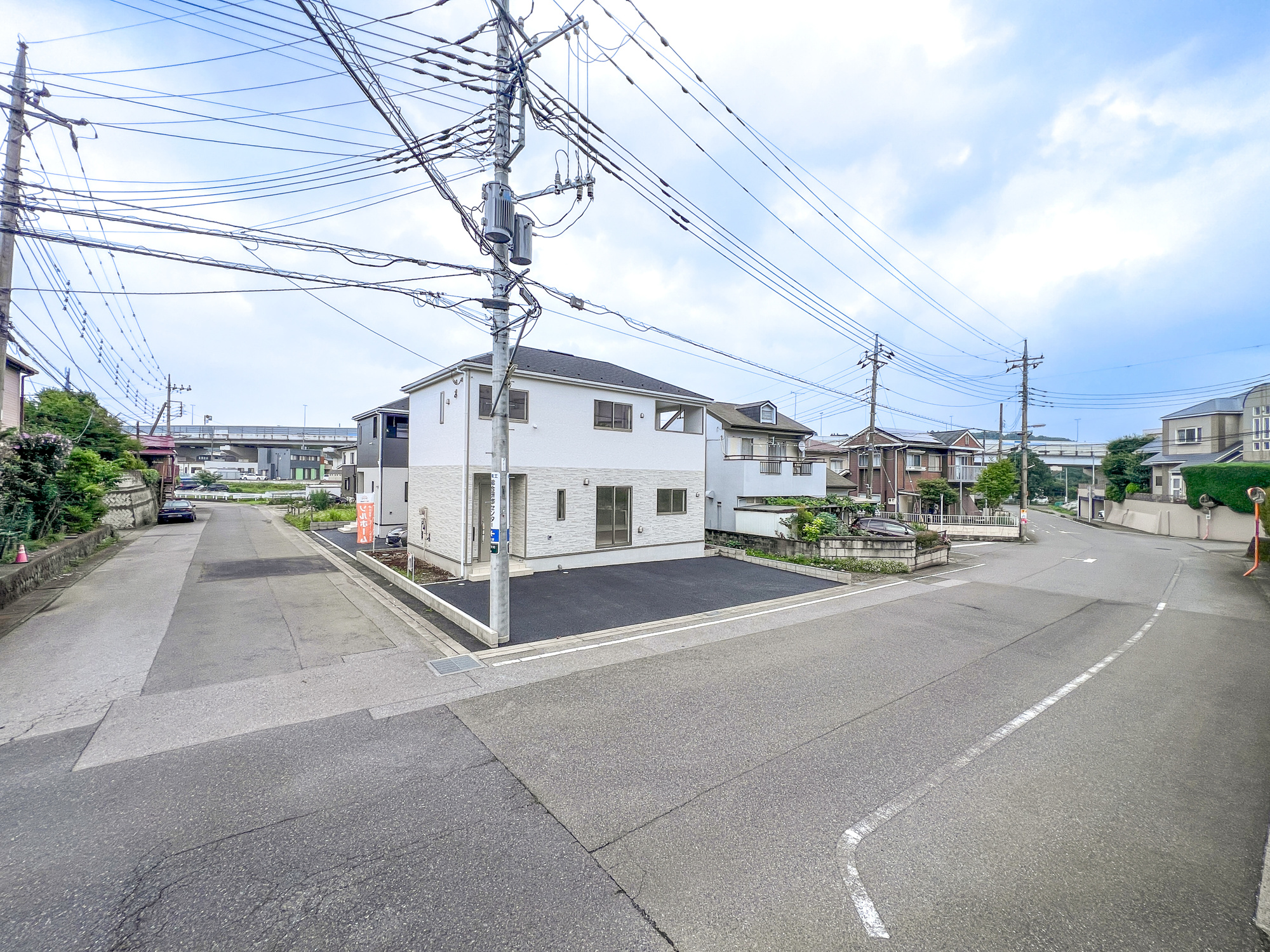 宇都宮市野沢町第６　新築住宅全２棟の前面道路含む現地写真|閑静な住宅地で子育て家族にピッタリ。毎日のお散歩も快適な緑に恵まれたエリアで、自然に包まれた穏やかな暮らしを実現するための、ゆとりある住環境が整っています。

