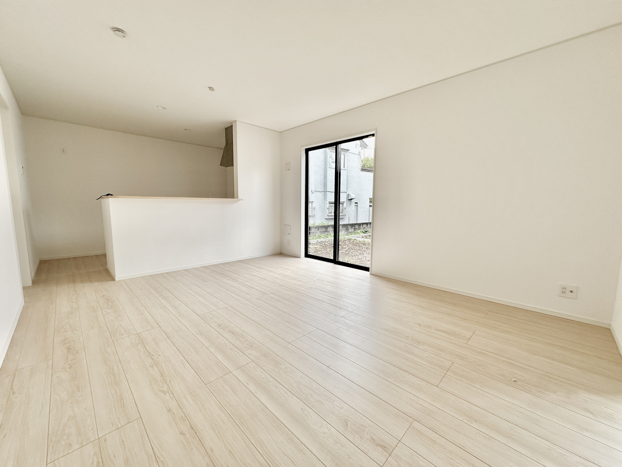 宇都宮市野沢町第６　新築住宅全２棟の居間・リビング|オープンな空間を生み出す、こだわりの広がりとゆとり。家族と過ごす時間を大切にしたい方にぴったりの明るくゆとりある住空間です。南側の窓からの日差しがリビングの隅々までしっかりと届きます！ 