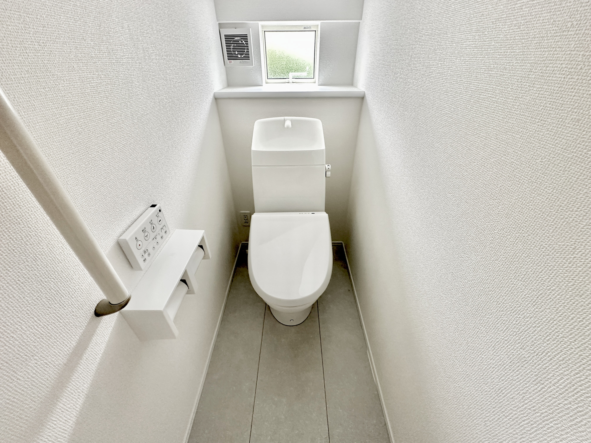 宇都宮市竹林町の新築一戸建のトイレ|節水型でエコなトイレには、今では当たり前の洗浄付き。便座を温める機能もついていて、居心地良くてトイレから出られなくなるかも！換気用に換気扇はもちろん、窓も着いているので常に快適ですね♪