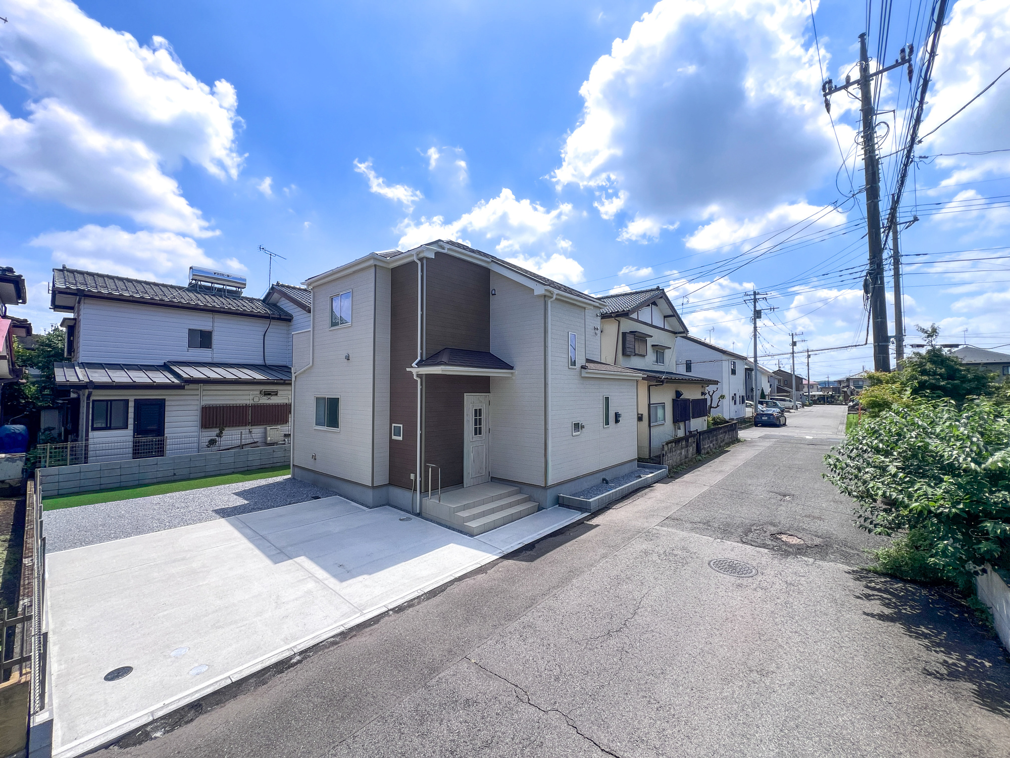 宇都宮市竹林町の新築一戸建の前面道路含む現地写真|閑静な住宅地で子育て家族にピッタリ。毎日のお散歩も快適な緑に恵まれたエリアで、自然に包まれた穏やかな暮らしを実現するための、ゆとりある住環境が整っています。

