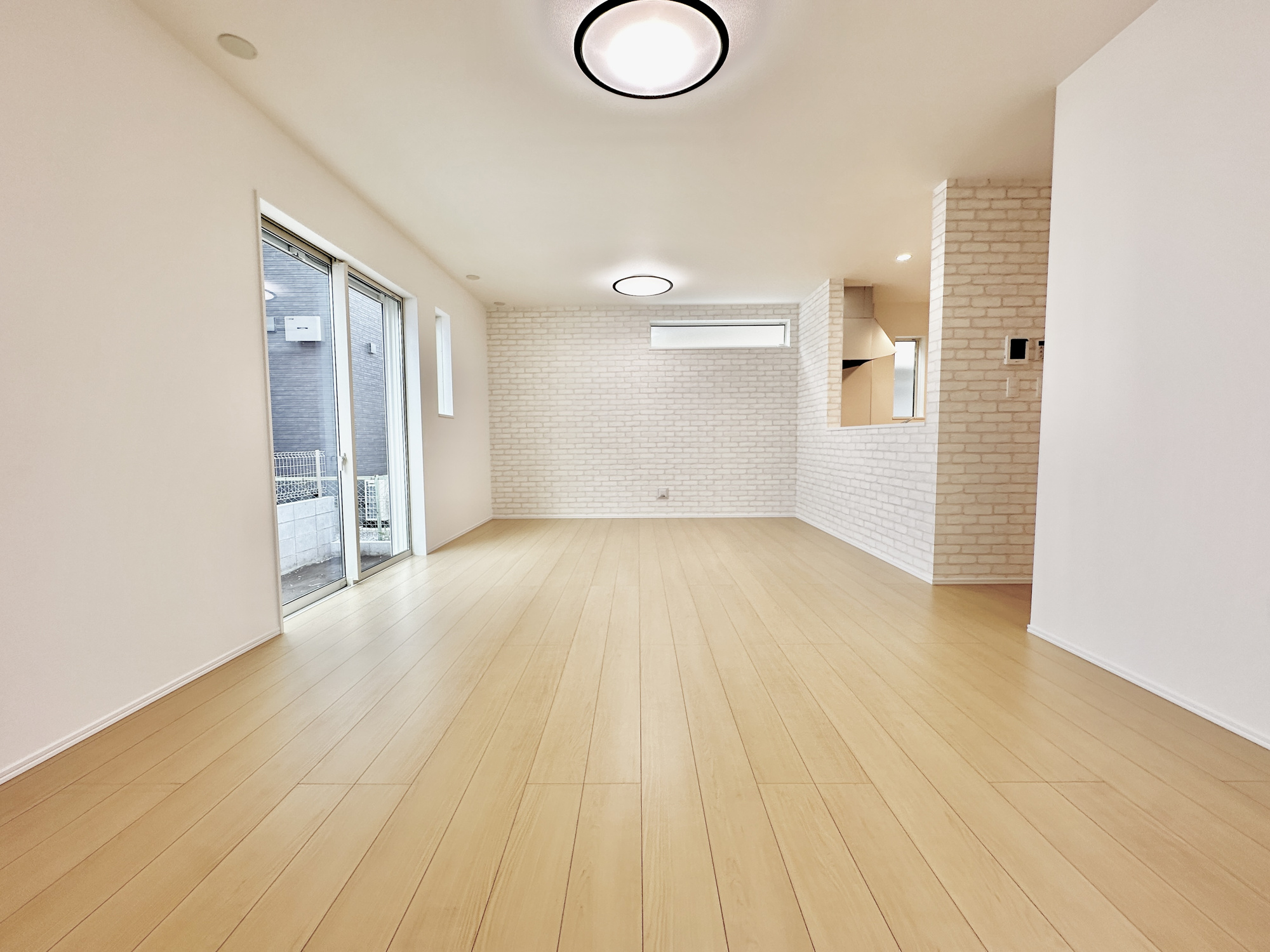 宇都宮市竹林町の新築一戸建の居間・リビング|南向きに大きく開いた窓からは、明るい陽射しが射し込みます。
爽やかな風が吹き抜ける心地良いリビングには、自然と家族が集まります。