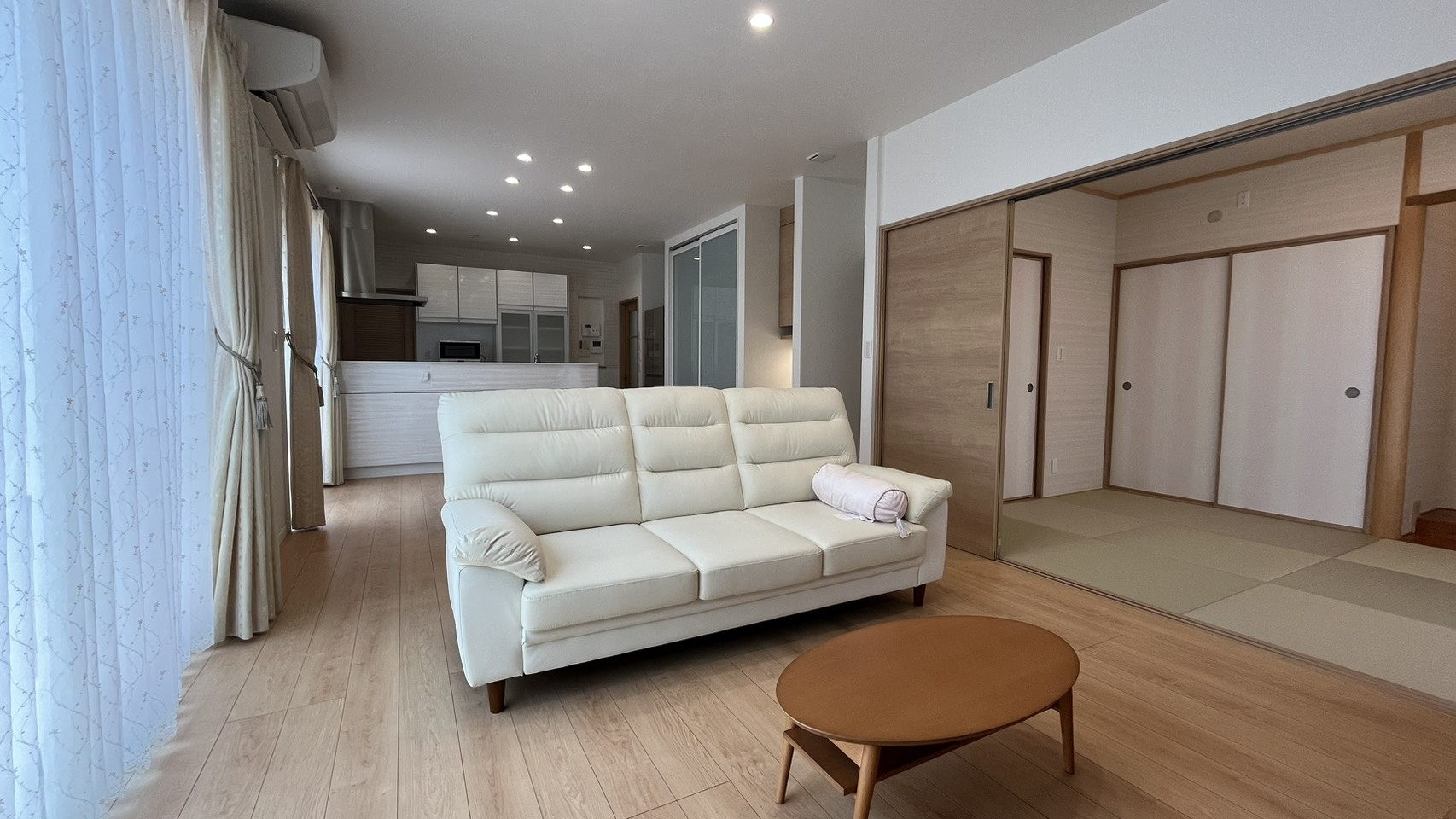 豊中市緑丘２丁目　中古戸建住宅の居間・リビング|１階南向きのリビングダイニングです。隣接する和室の引き戸を開けると一体として利用できます。