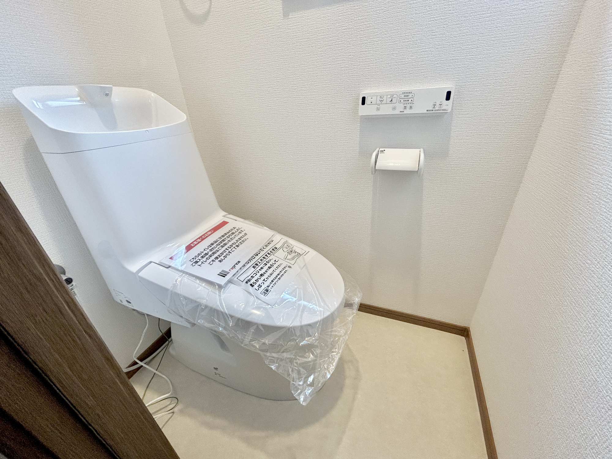 伊勢崎市連取町　中古物件のトイレ|節水型でエコなトイレには、今では当たり前の洗浄付き。便座を温める機能もついていて、居心地良くてトイレから出られなくなるかも！