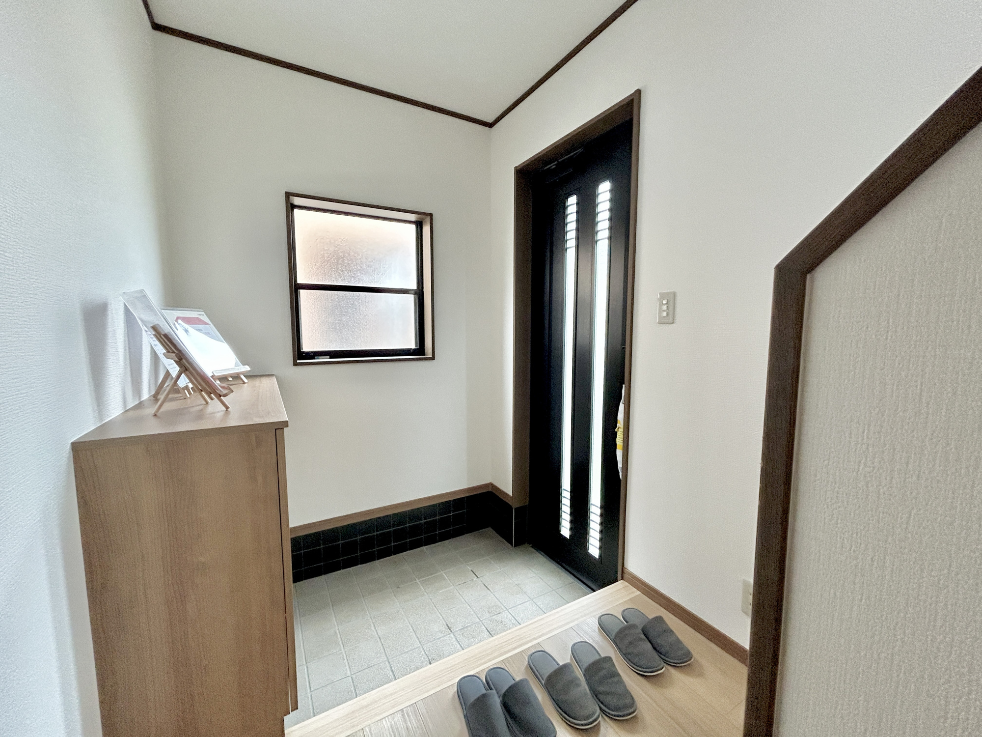 伊勢崎市連取町　中古物件の内装|住まう人も来客も入った時にワクワクさせてくれるオシャレな玄関♪
収納もたっぷりあるので、靴がたくさんあっても安心！
気持ちの良い朝は、毎日ここからスタートしていきます♪