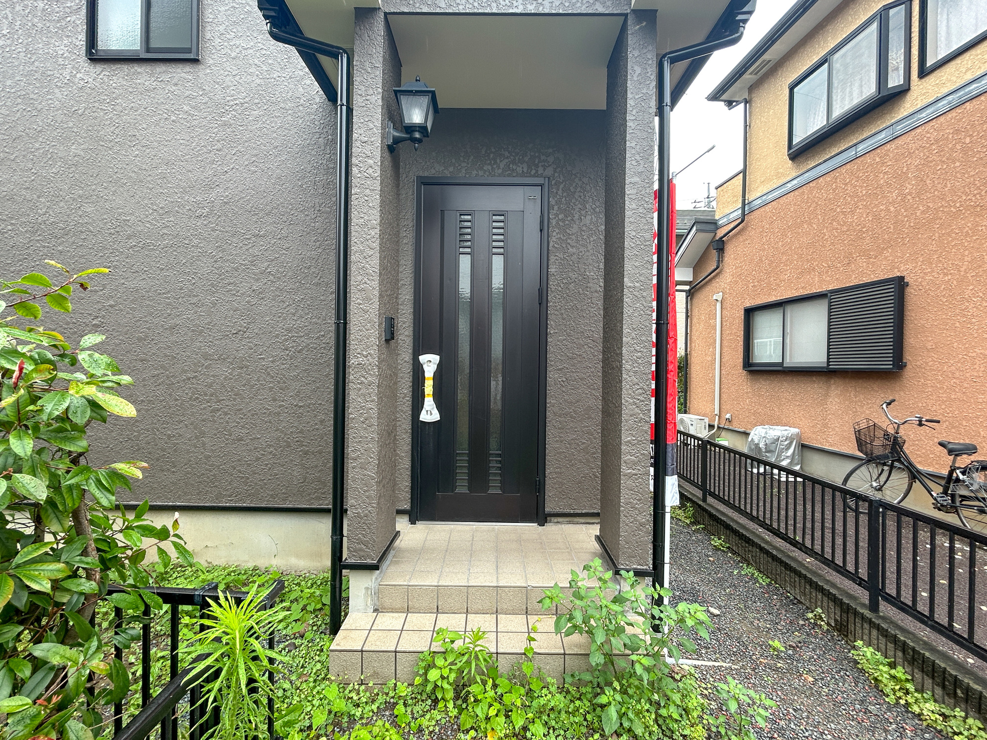 伊勢崎市連取町　中古物件の玄関|玄関上は屋根があるので雨の心配いらず♪